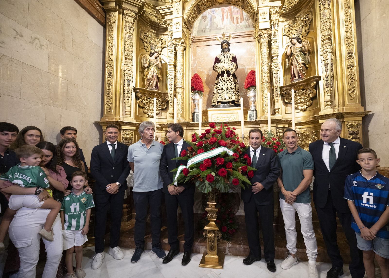 La visita del Betis a la Basílica de la Macarena., todas las fotos