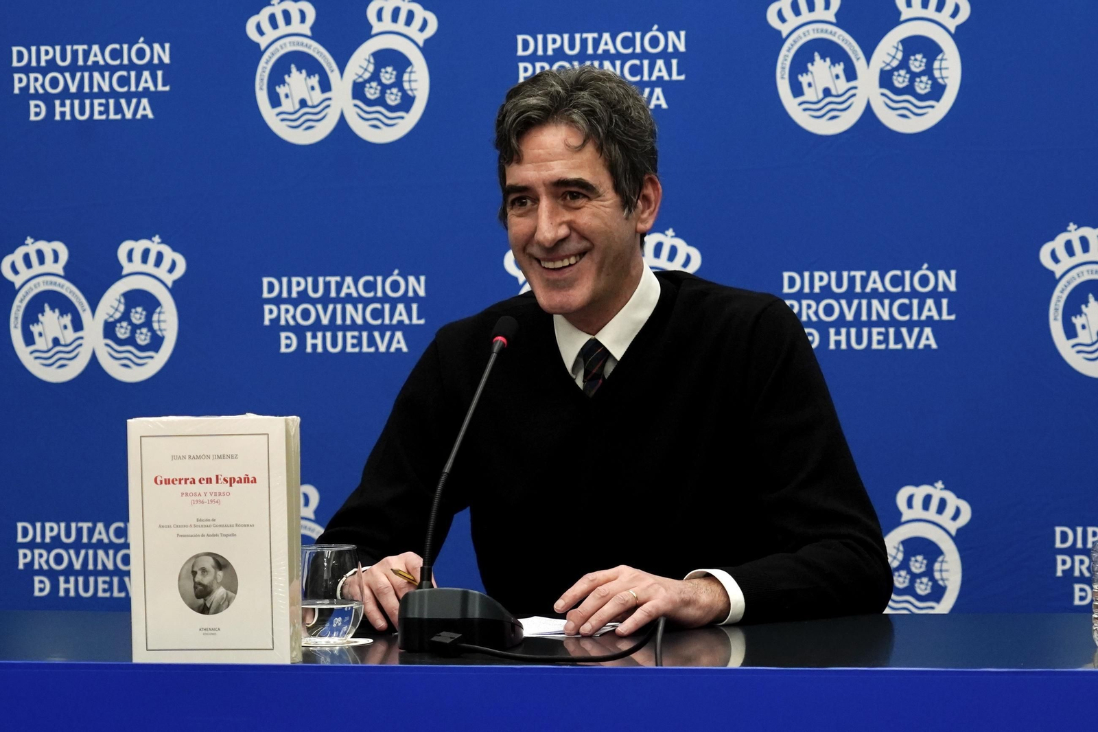 Imágenes de la presentación del libro 'Guerra en España' en Diputación