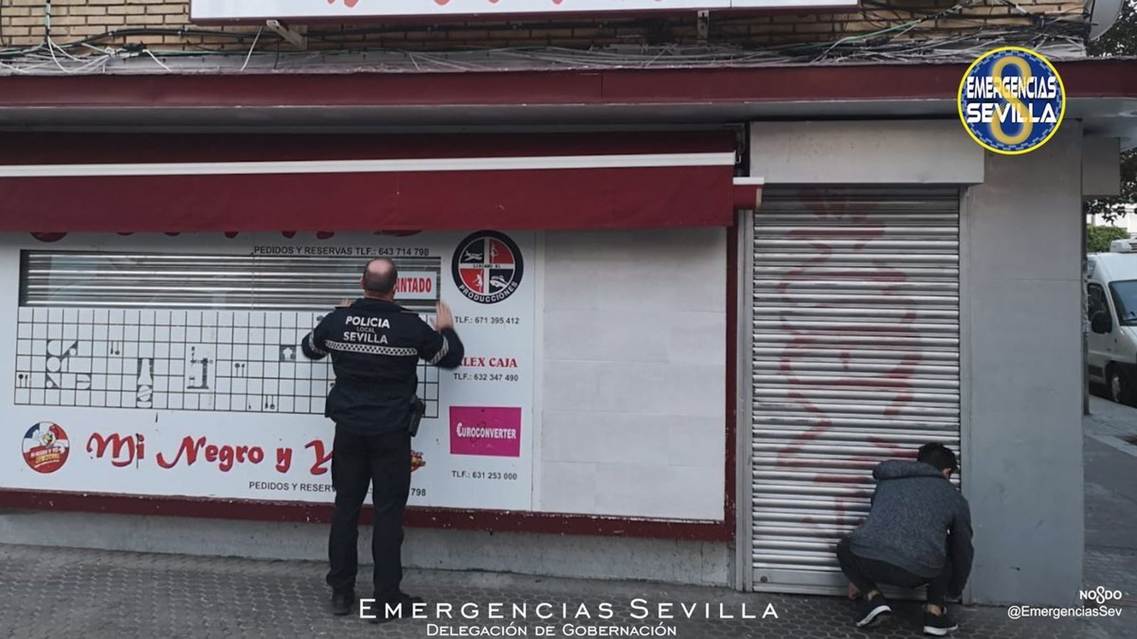 Precinto de un bar en la calle Jaime Marcos donde había 120 personas sin mascarillas.