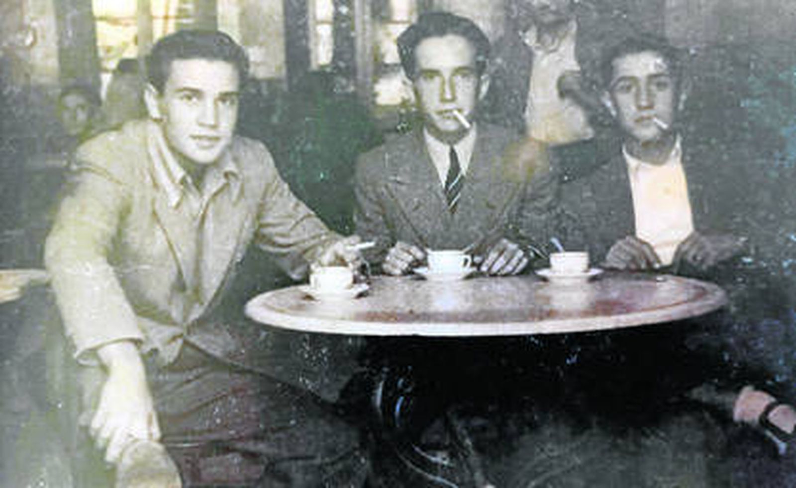 José Suriñac, en Palafrugell con dos amigos.