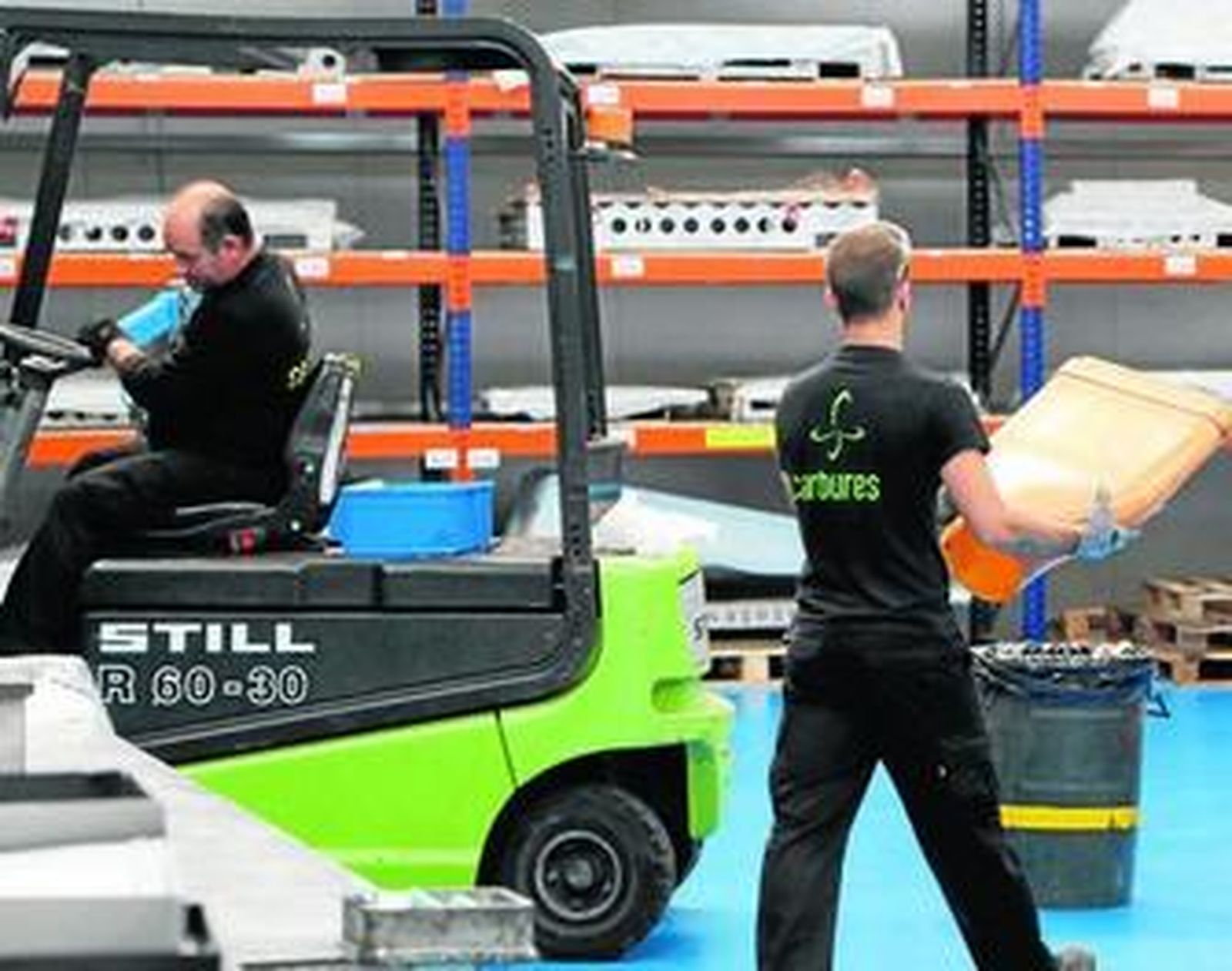 Vista del interior de la fábrica que Carbures tiene junto al aeropuerto de Jerez.