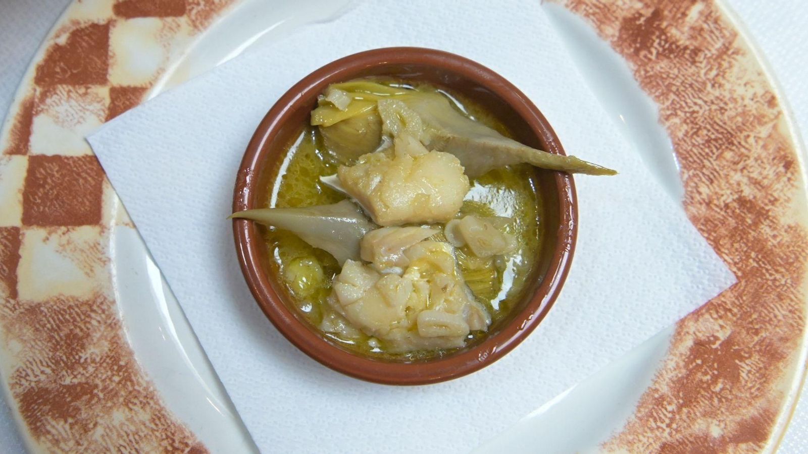 Alcachofas con pil pil de bacalao