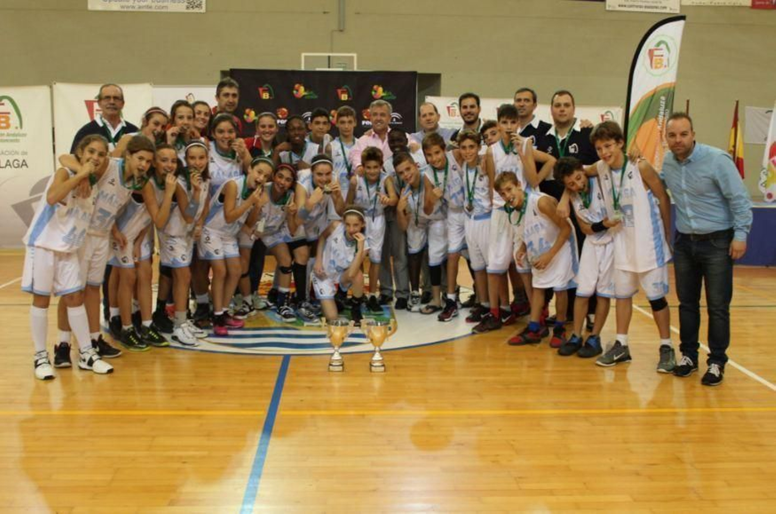 Fotografía familiar con los títulos.