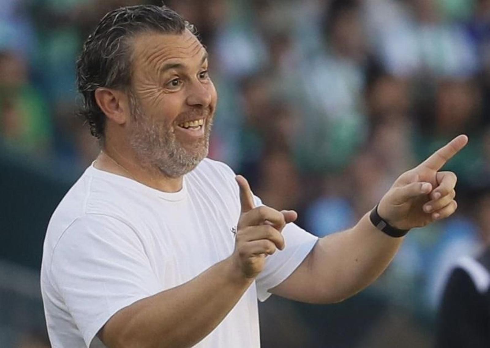 Sergio González gesticula para realizar una indicación.