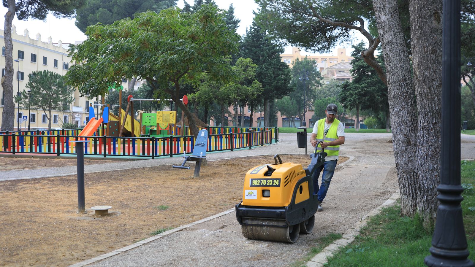 Primeros trabajos para asfaltar los caminos del parque Sacramento en San Fernando.