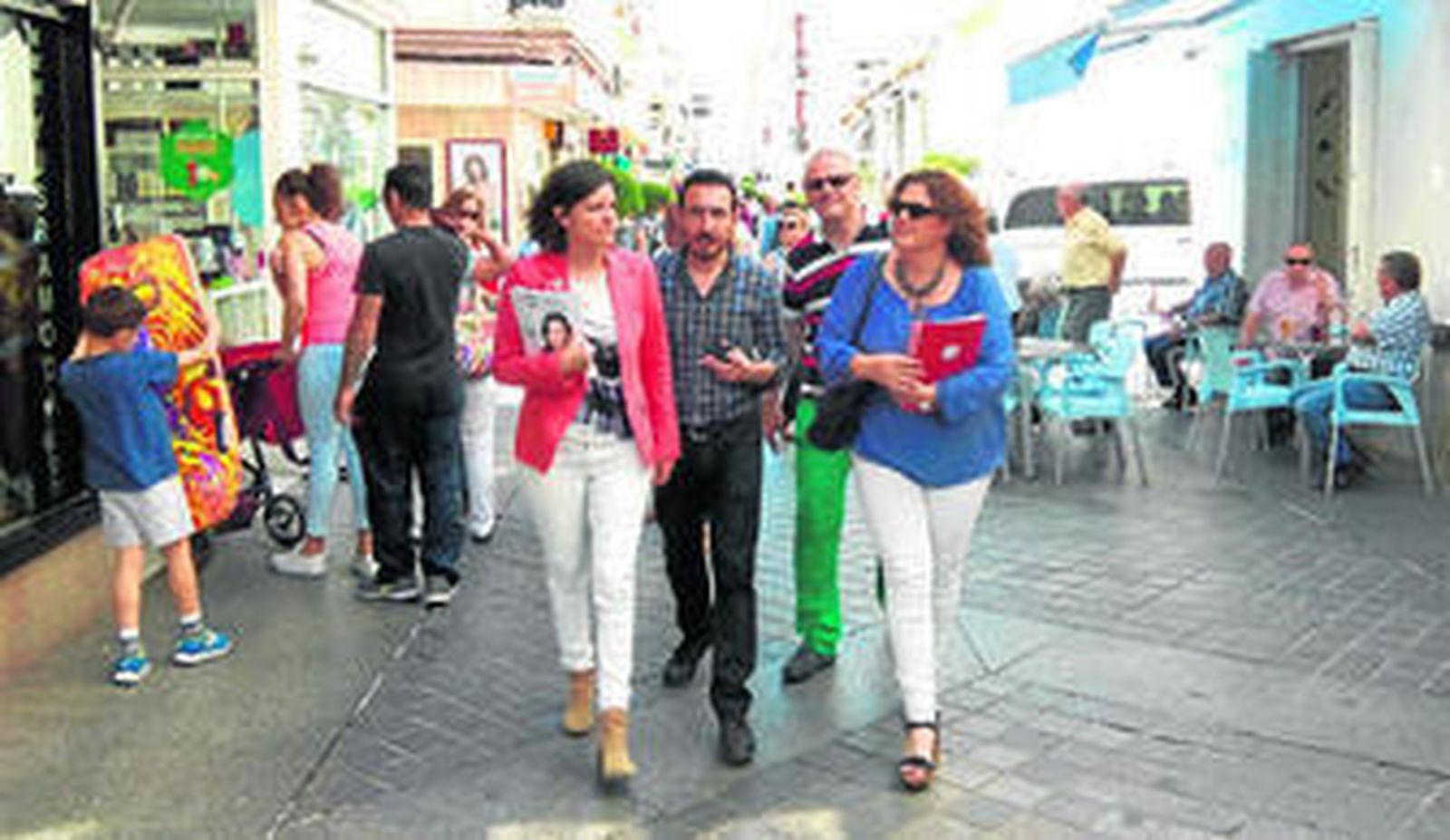 Patricia Cavada junto a Fernando López, ayer, en la calle Rosario.