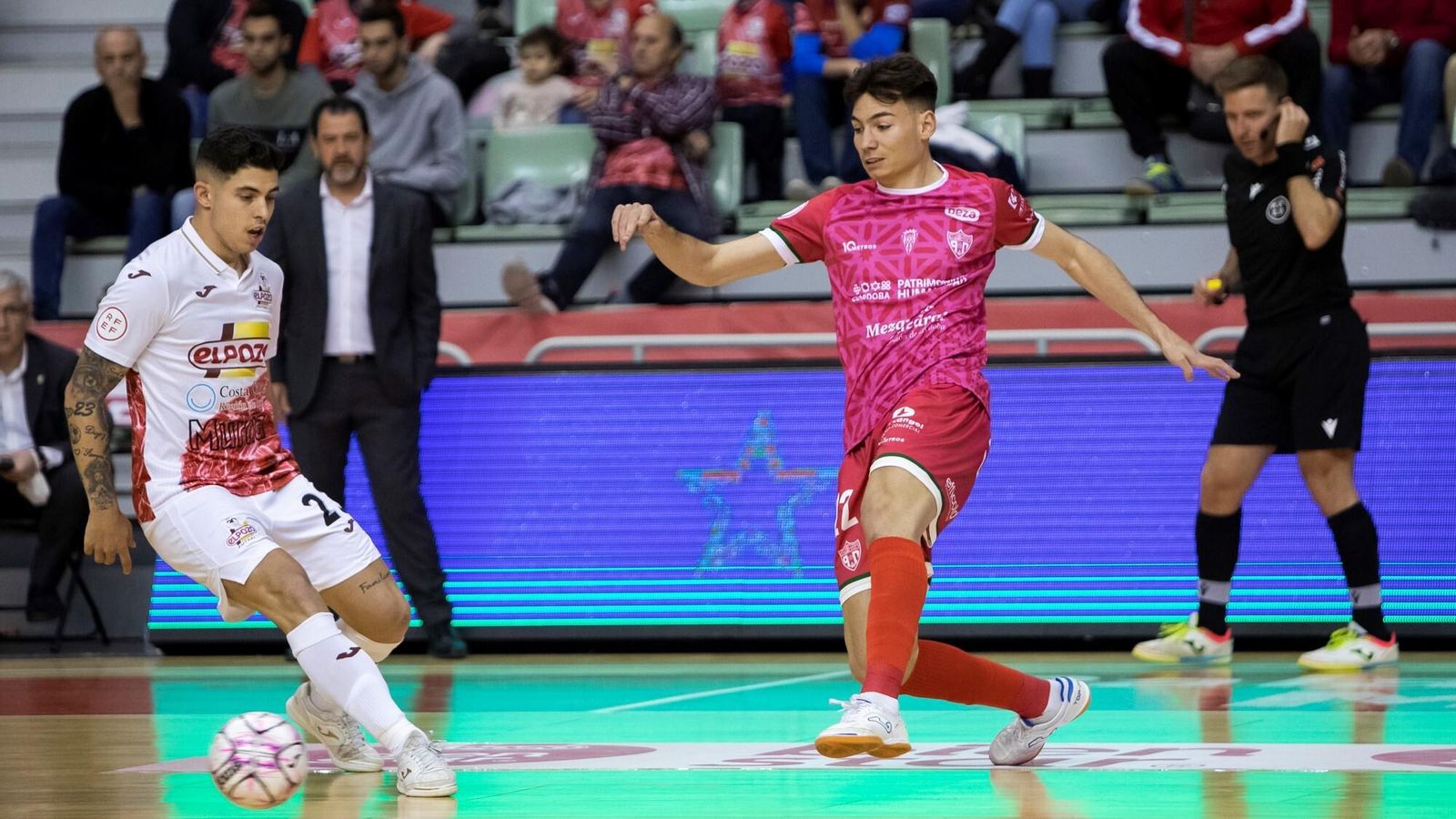 Ricardo Mayor intenta alcanzar una pelota en pugna con Matteus.