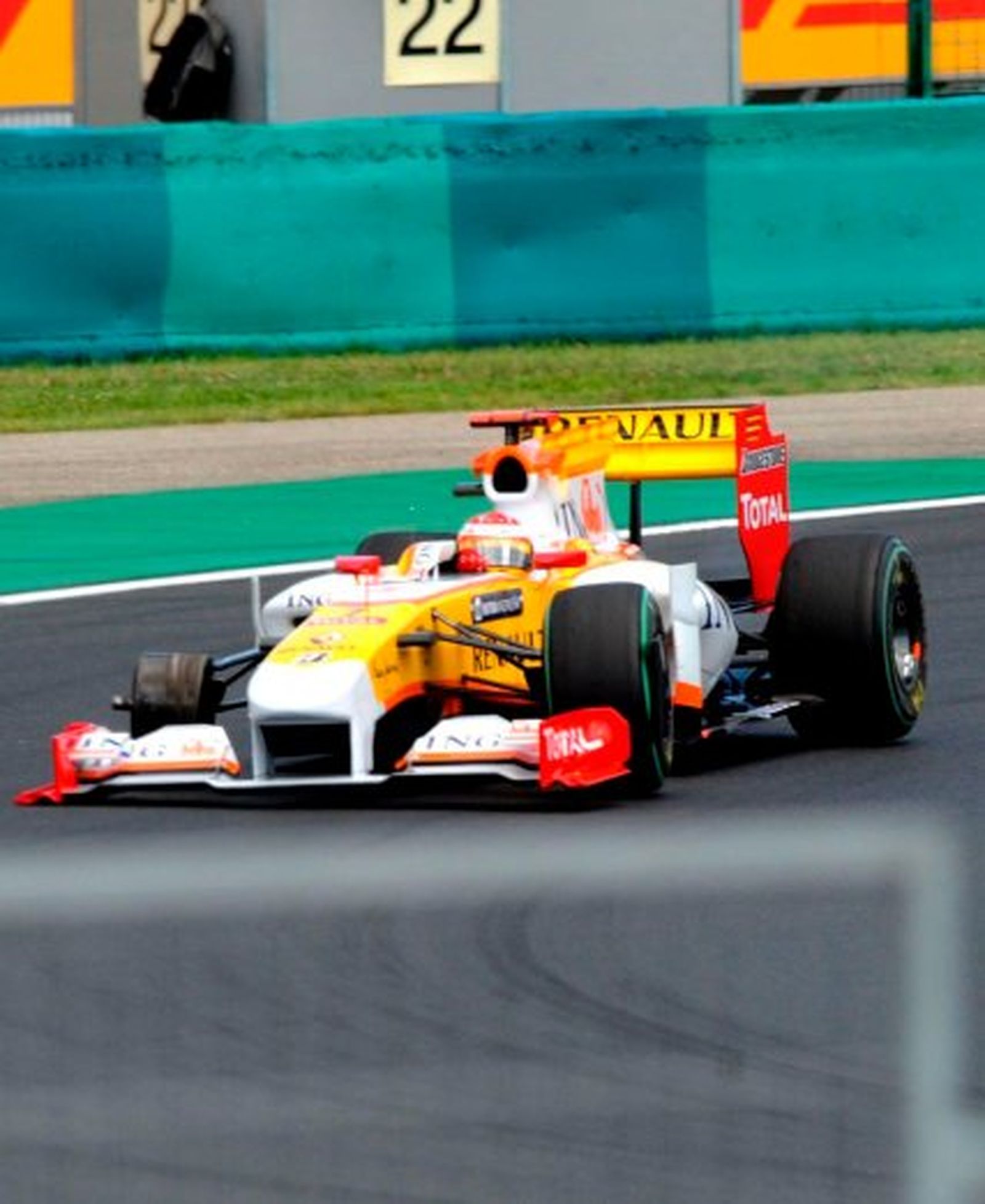 El piloto español Fernando Alonso, de la escudería Renault tras perder el nuemático delantero derecho.  Foto: Efe