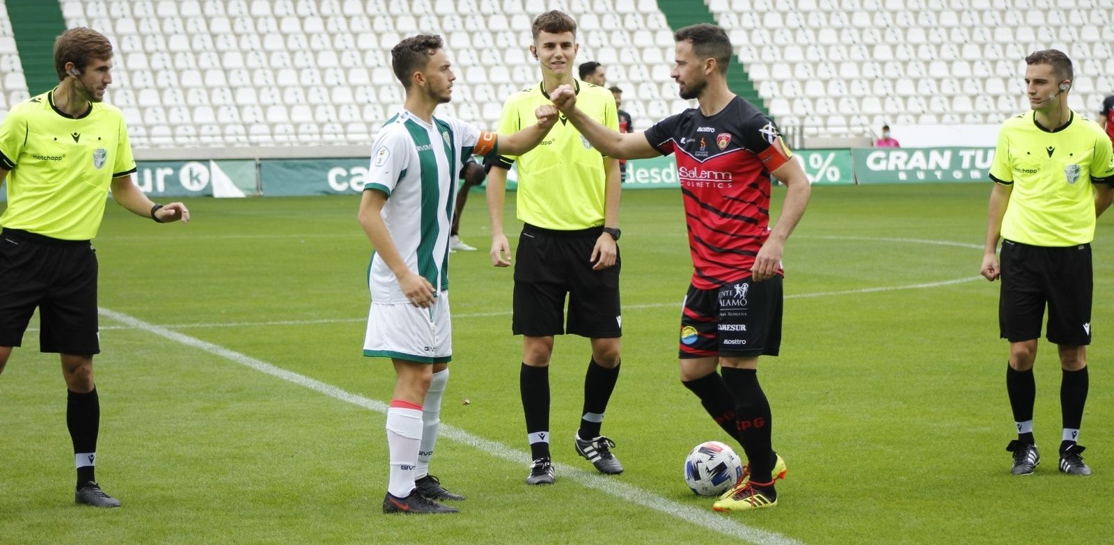 Manolo Cano saluda a Marcelo durante el partido del Salerm con el Córdoba B.