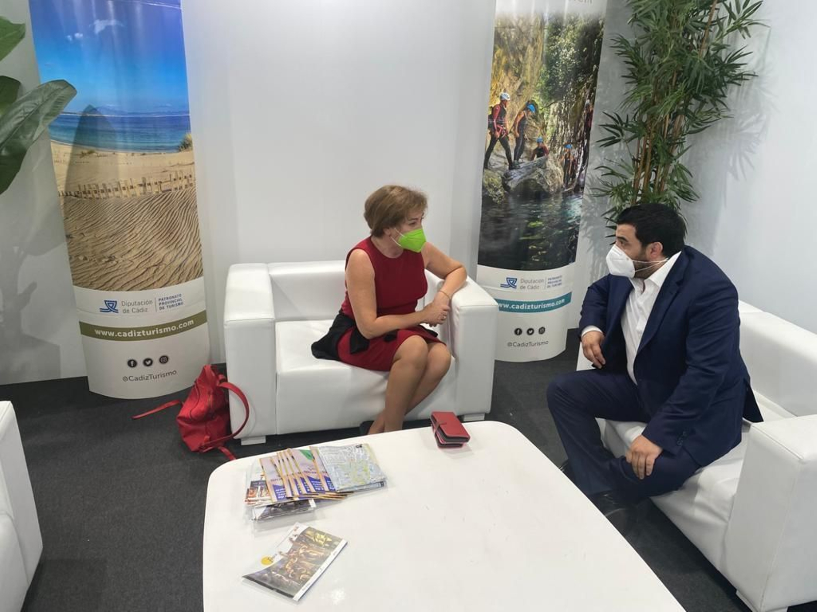 La edil de Turismo, reunida con un asesor del FMI en Fitur.