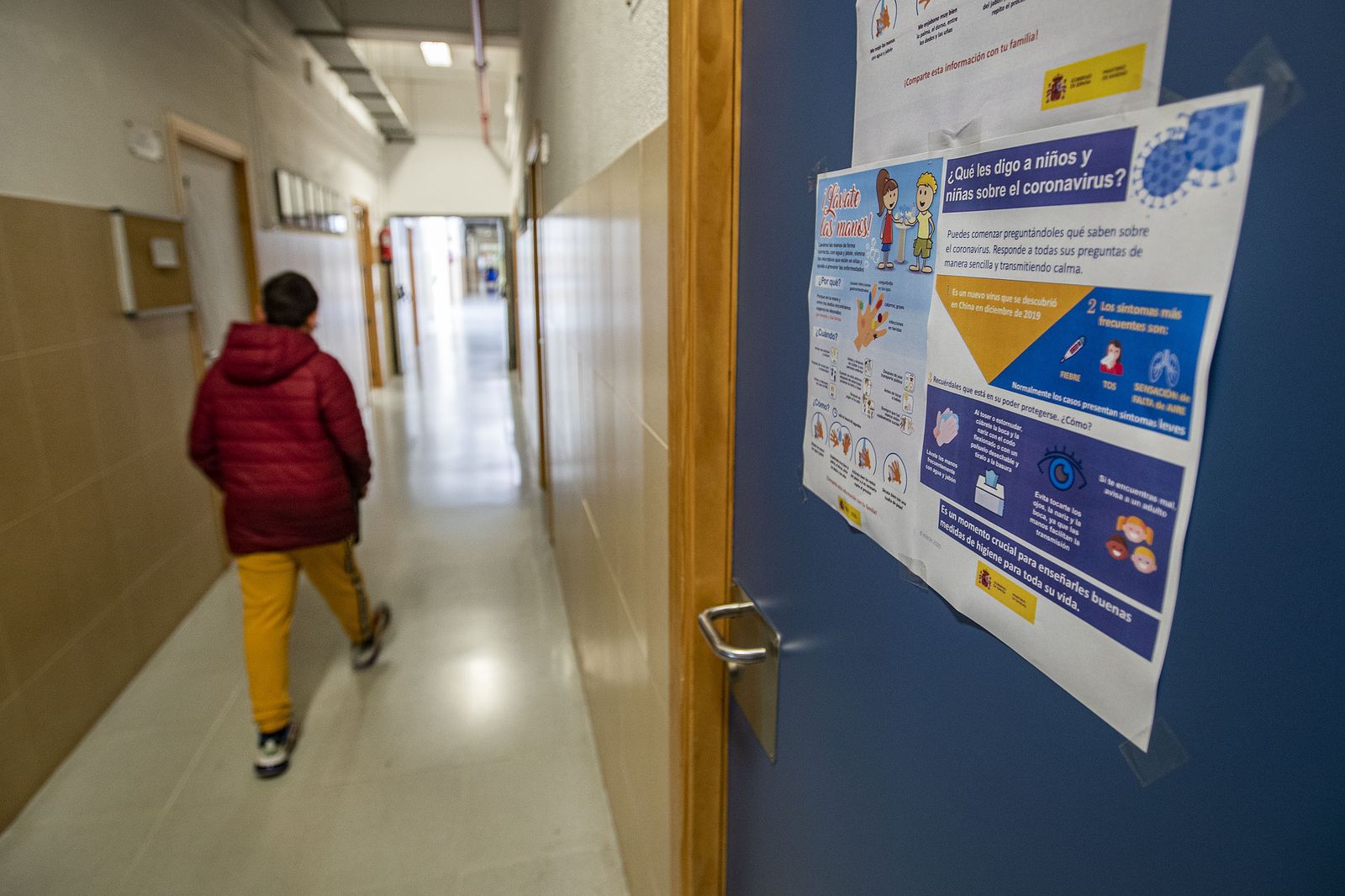 Carteles sobre el covid-19 en el instituto Isla de León, antes del estado de alarma.