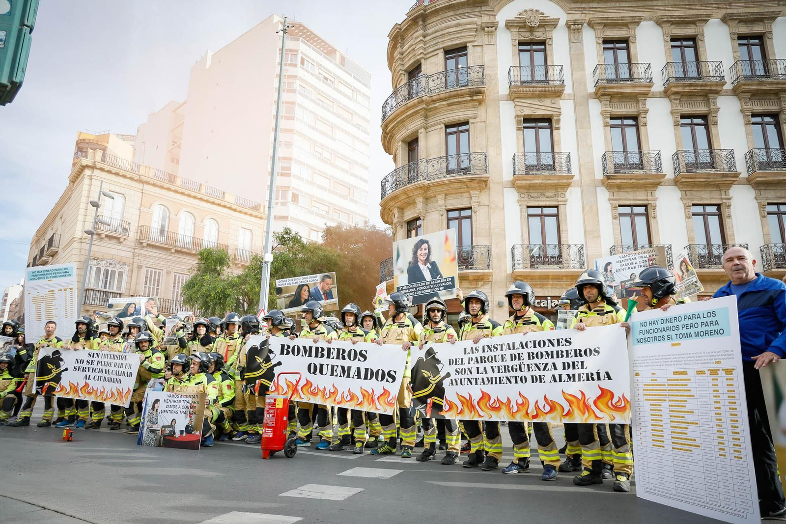 Imágenes de la manifestación de bomberos en Almería