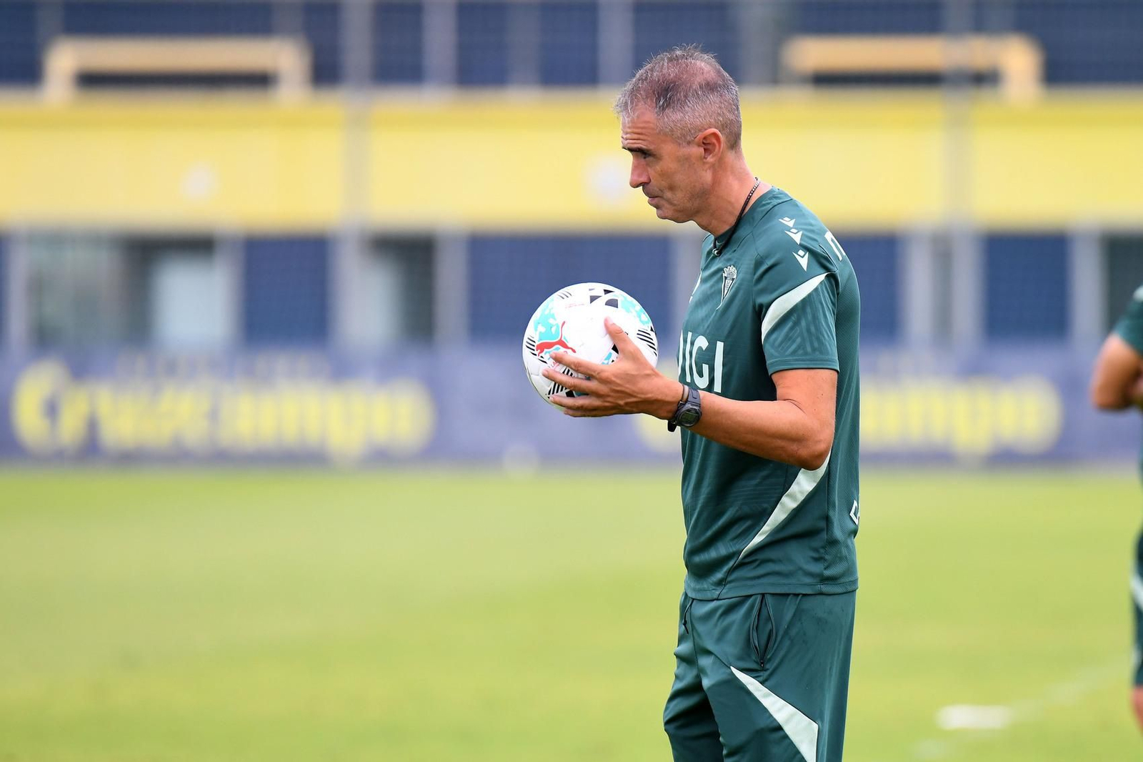 Gaizka Garitano sostiene un balón en el entrenamiento de este viernes.