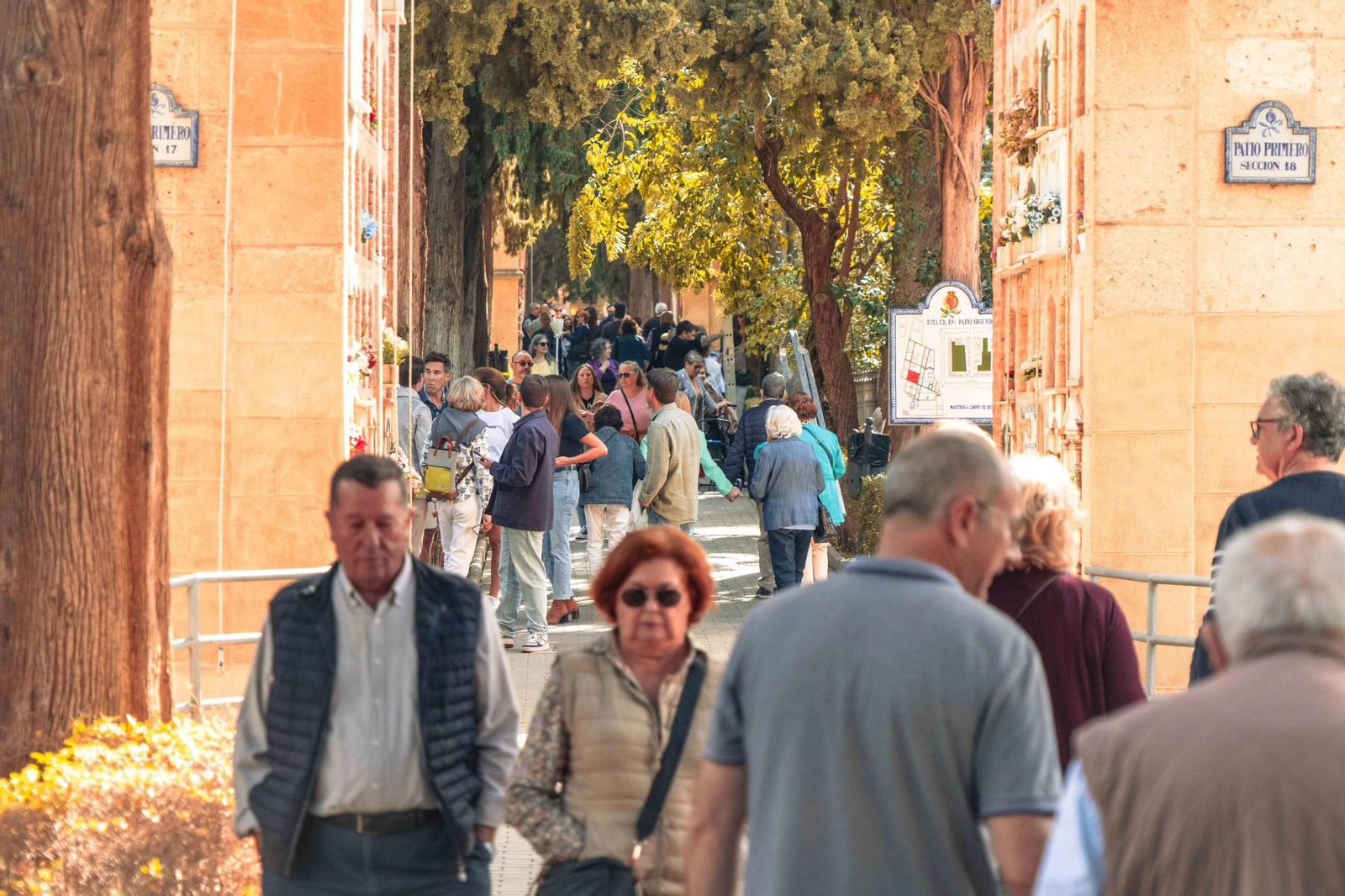 Las imágenes del Día de los Santos en el cementerio de Granada