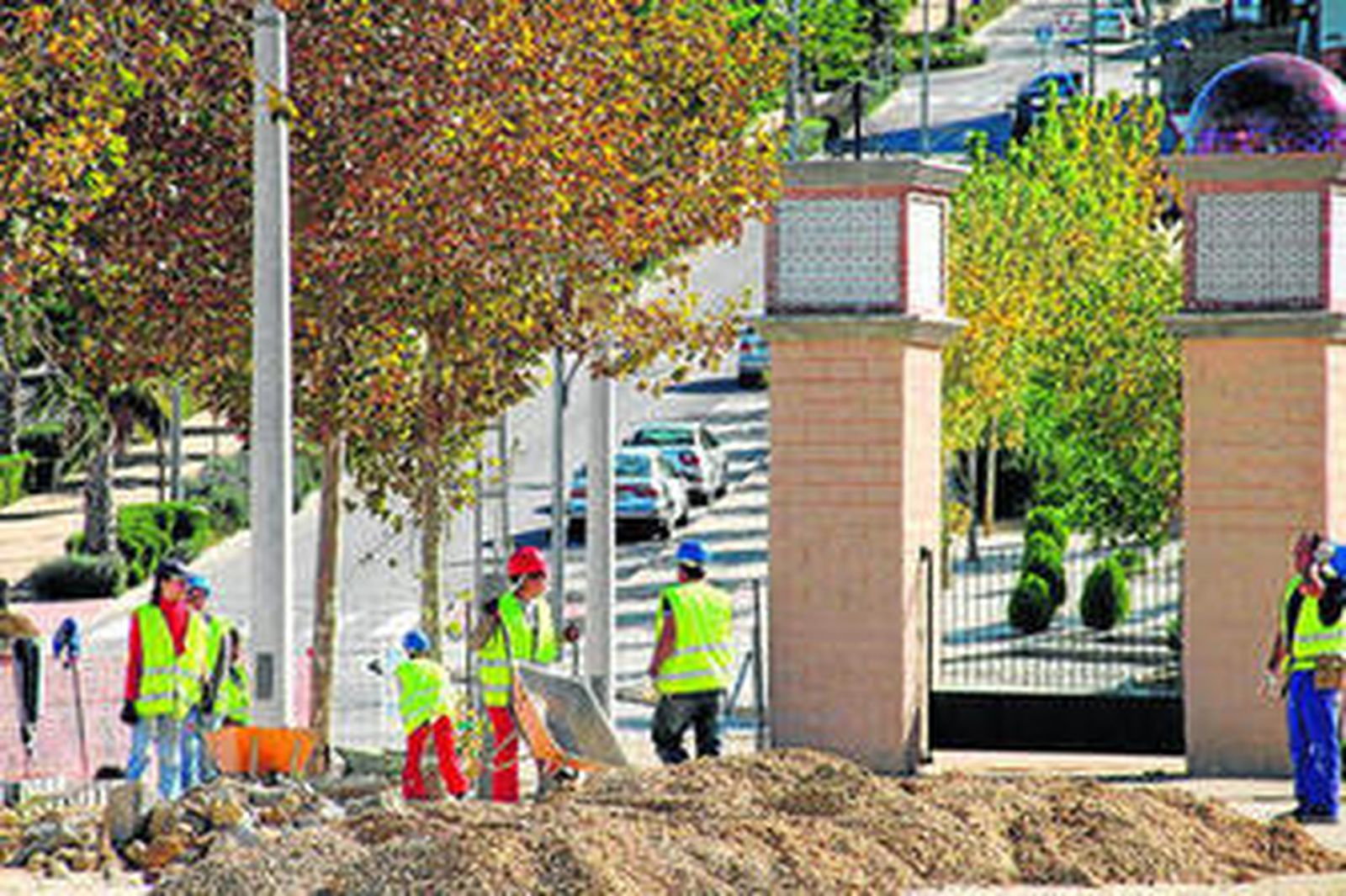 Trabajadores del Aepsa en plena faena en el recinto ferial Prado de la Feria.