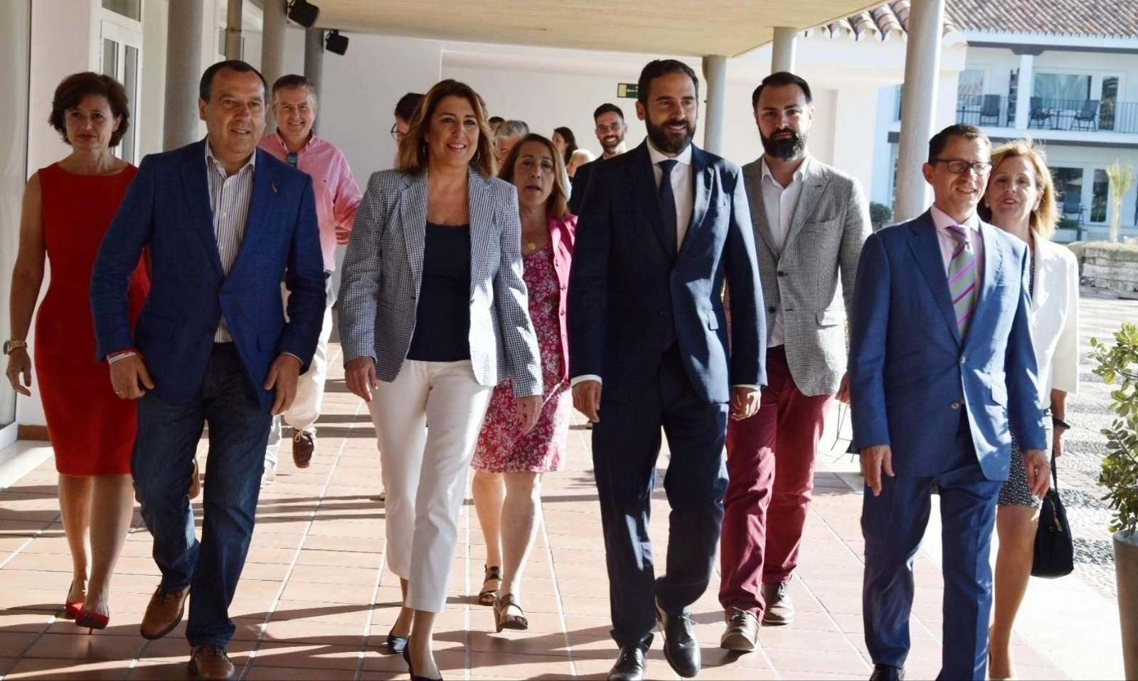 Daniel Pérez, en el centro, junto a Susana Díaz, ayer.
