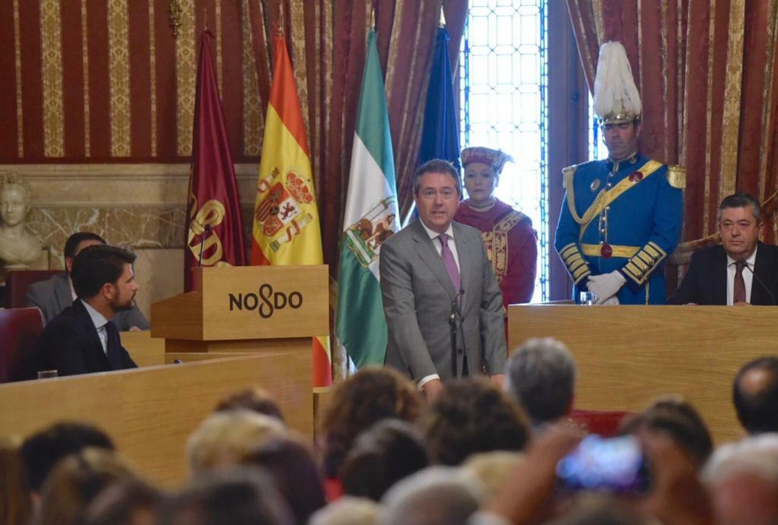 Las imágenes del pleno de investidura de Juan Espadas como alcalde de Sevilla
