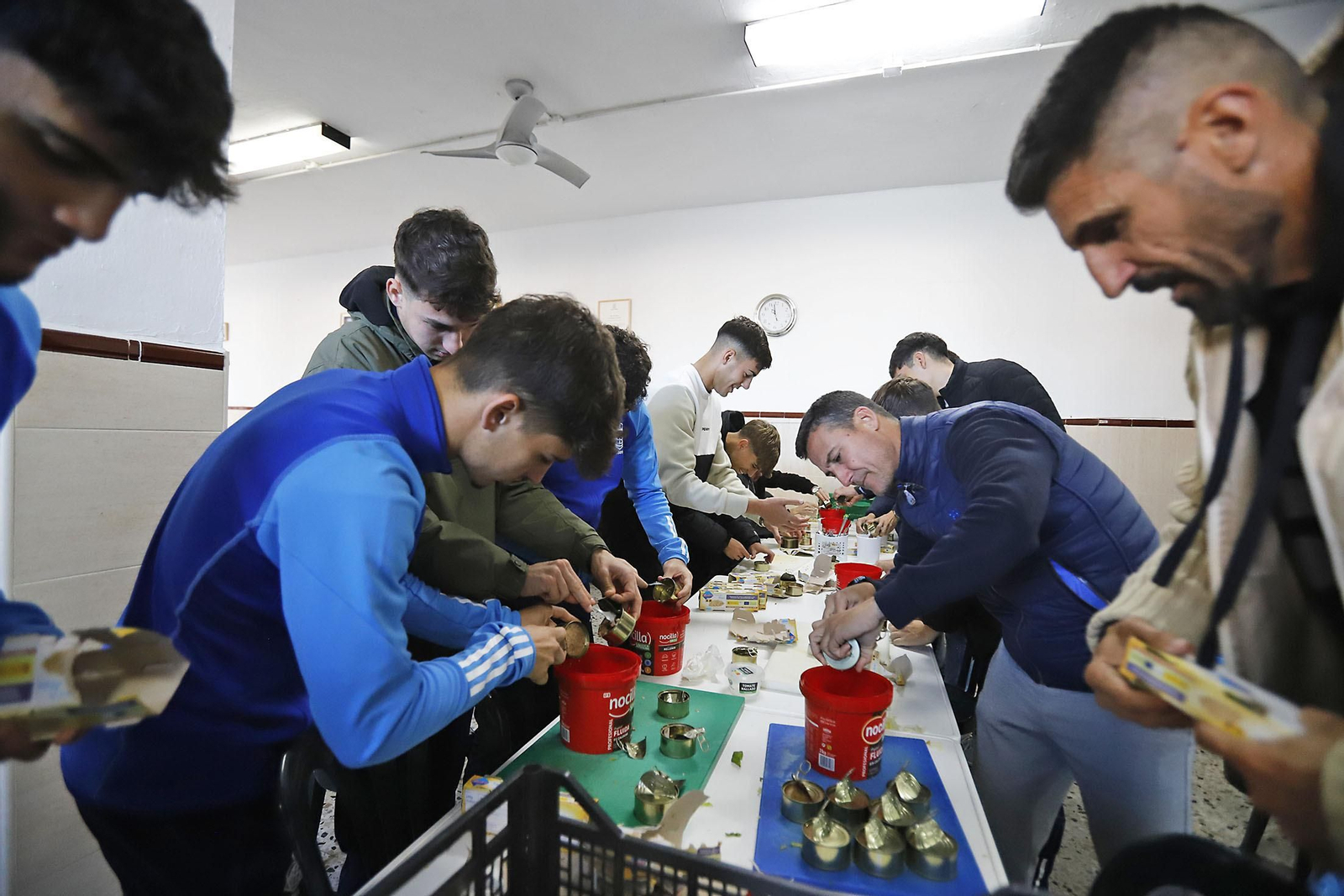 Imágenes del voluntariado de la plantilla del Recre en el comedor social Virgen de la Cinta.