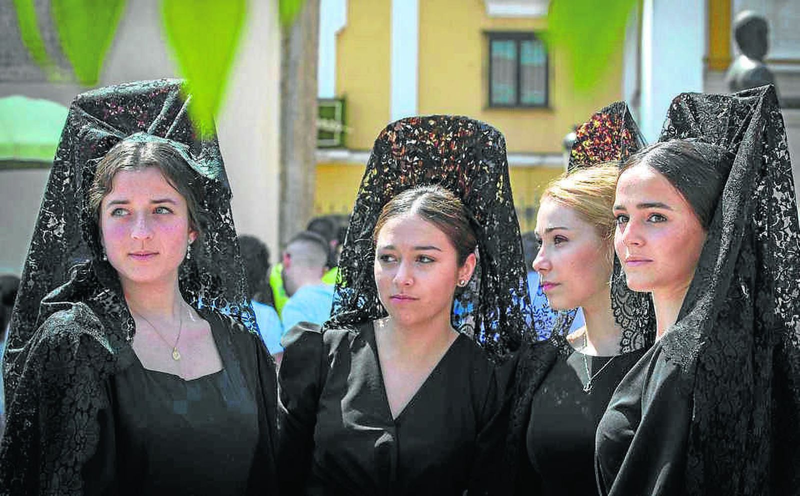 Cuatro mujeres ataviadas con la clásica mantilla en la mañana del Jueves Santo