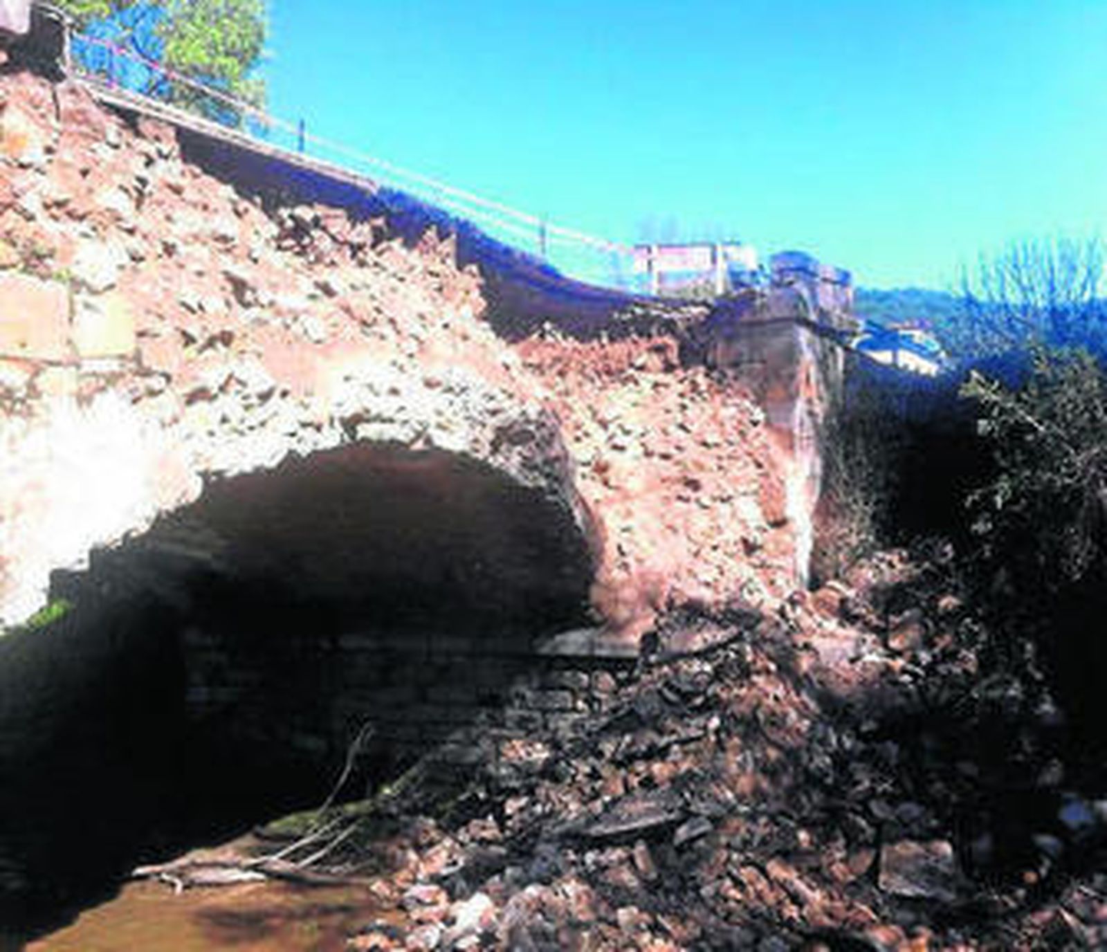 Una visión del puente que ha sufrido el derrumbe.