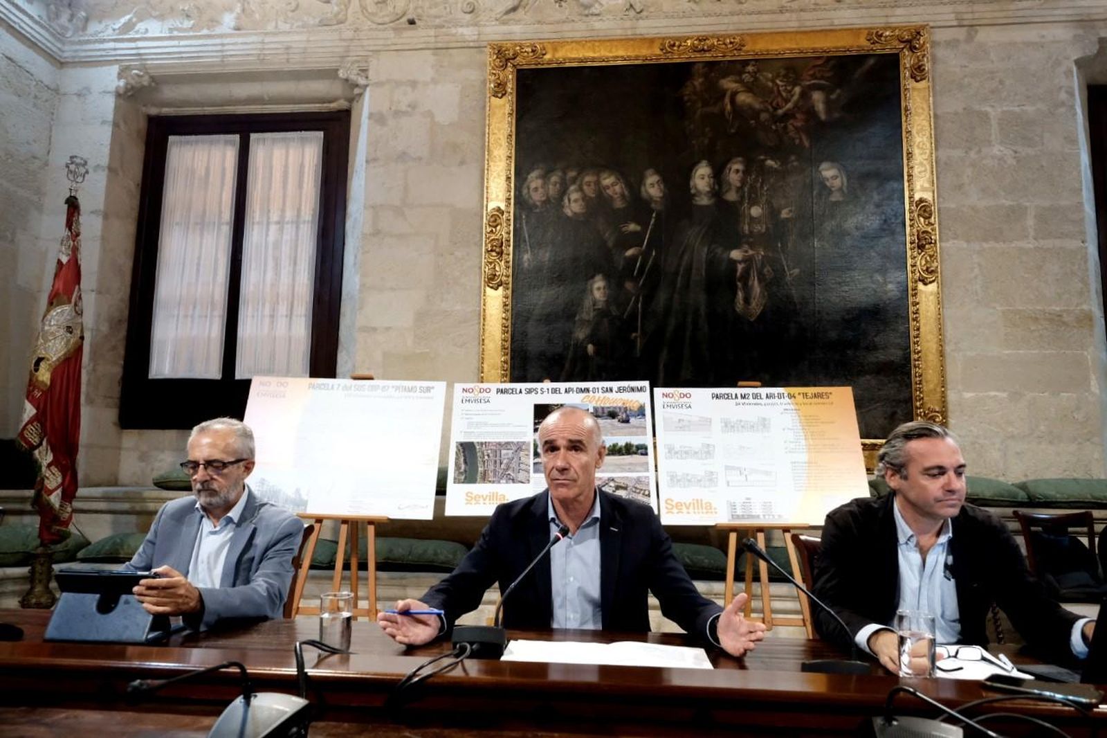 Antonio Muñoz flanqueado por el concejal de Hábitat Urbano, Juan Manuel Flores, y el gerente de Emvisesa, Felipe Castro.