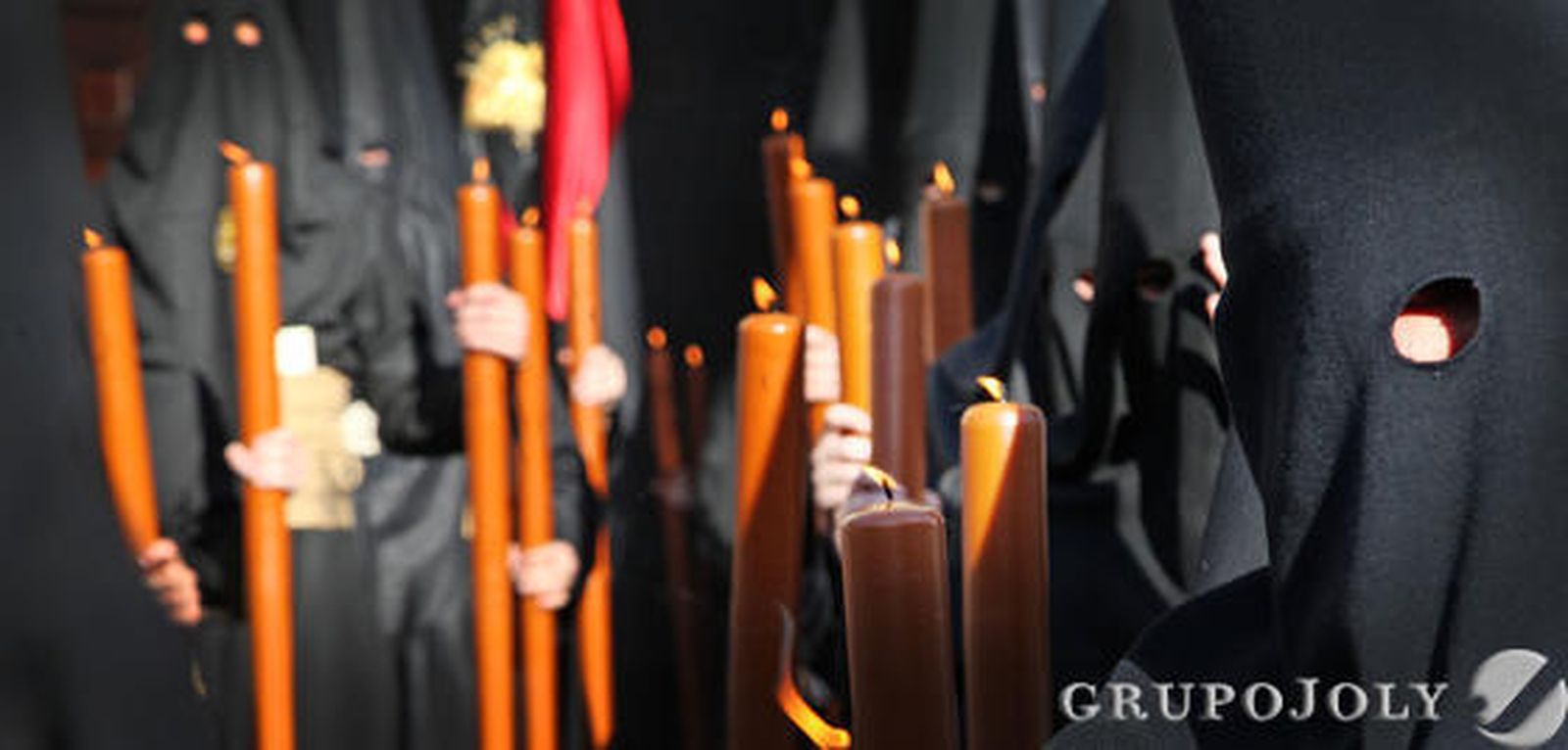 Nazarenos de la Hermandad de las Angustias, en perfecta distribución, fotografiados en un momento de la estación de penitencia celebrada ayer.

Foto: Vanesa Lobo