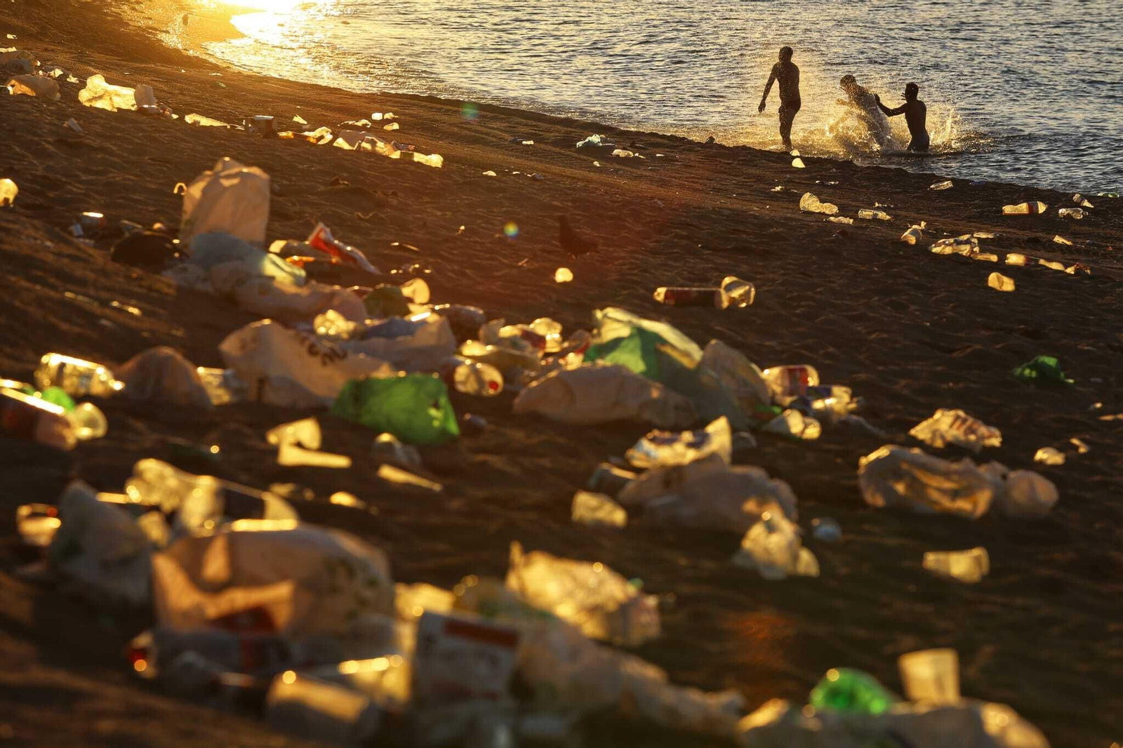 Así han amanecido las playas de Málaga tras la noche de San Juan