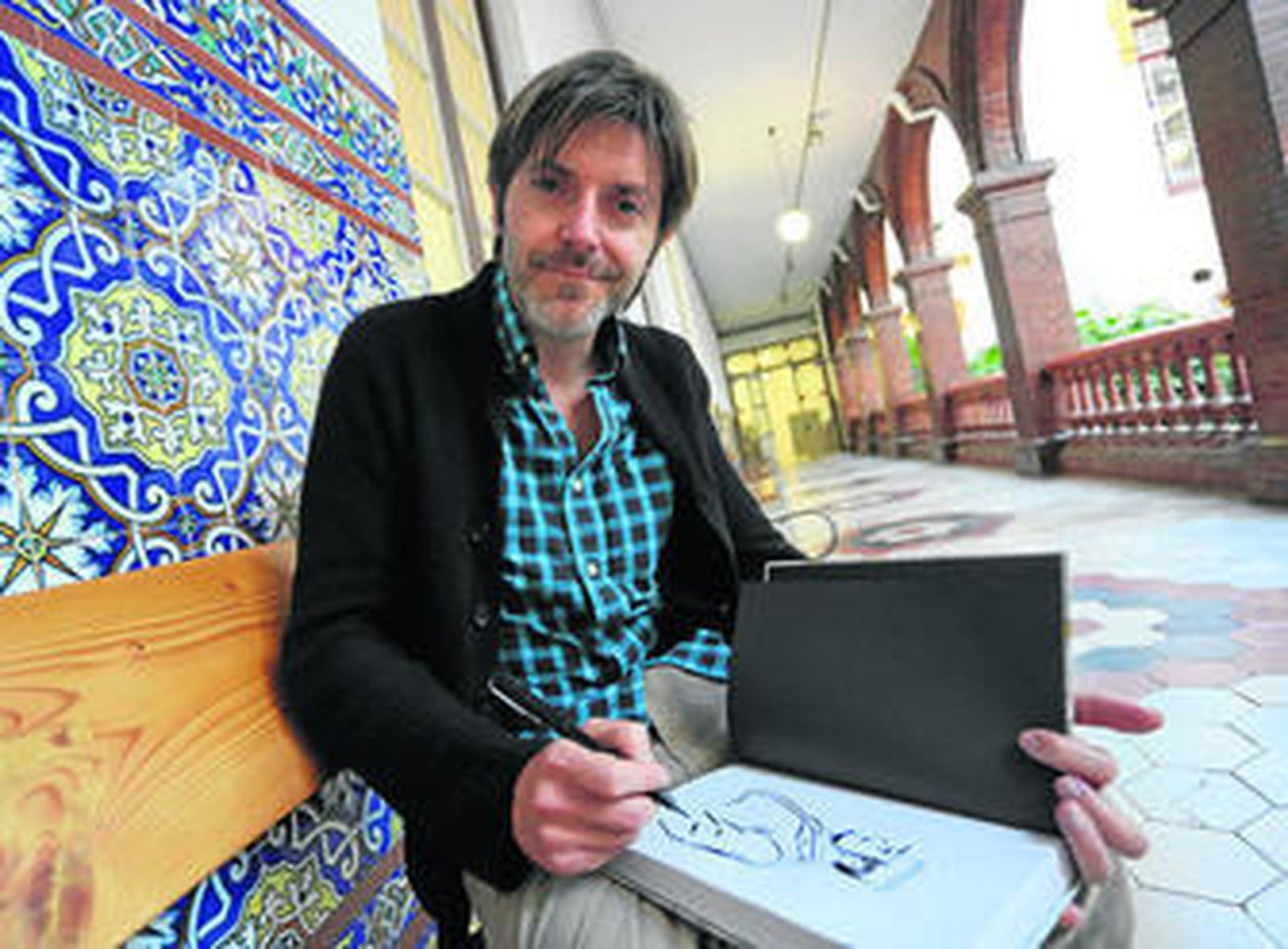 Paco Roca (Valencia, 1969), en La Térmica de Málaga, haciendo lo que más le gusta.