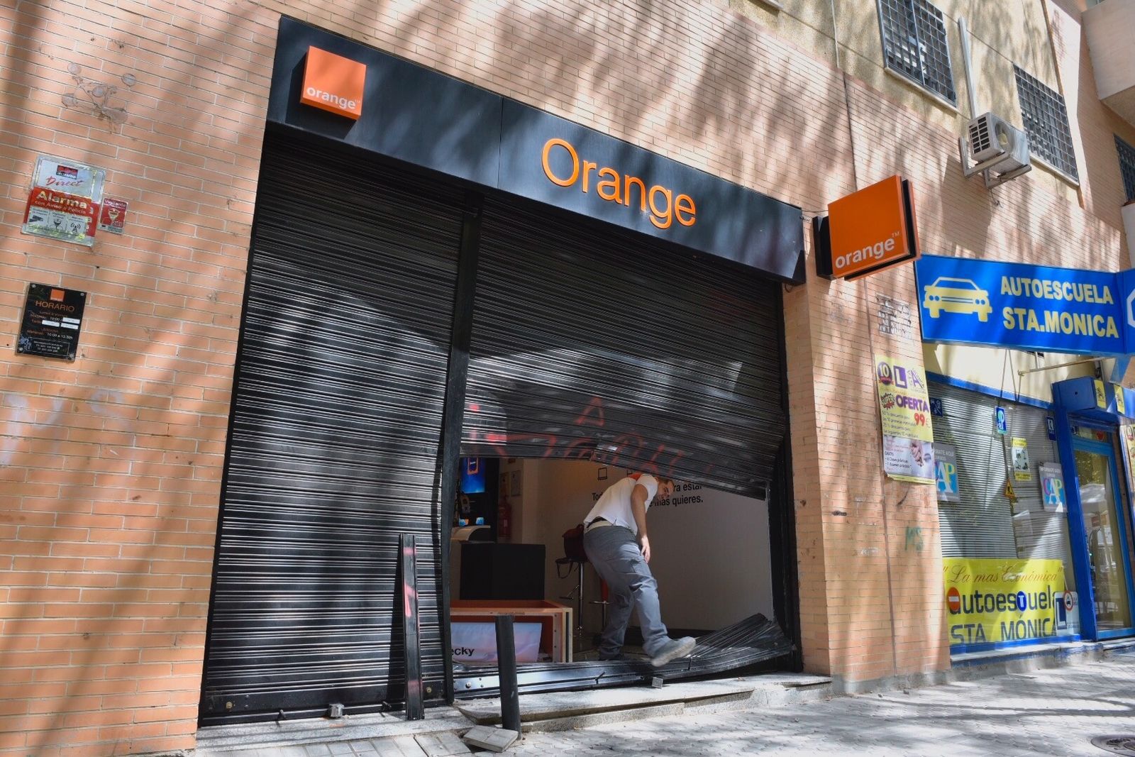 La tienda de telefonía donde de Los Bermejales donde ha tenido lugar el robo.
