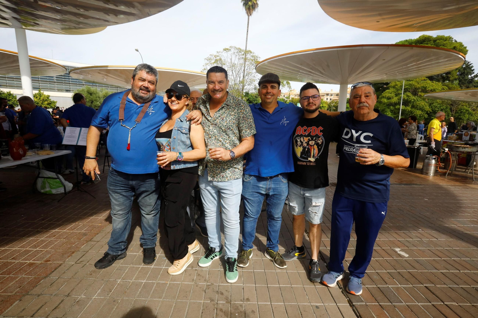 Las peñas celebran su tradicional perol en las Setas, en imágenes