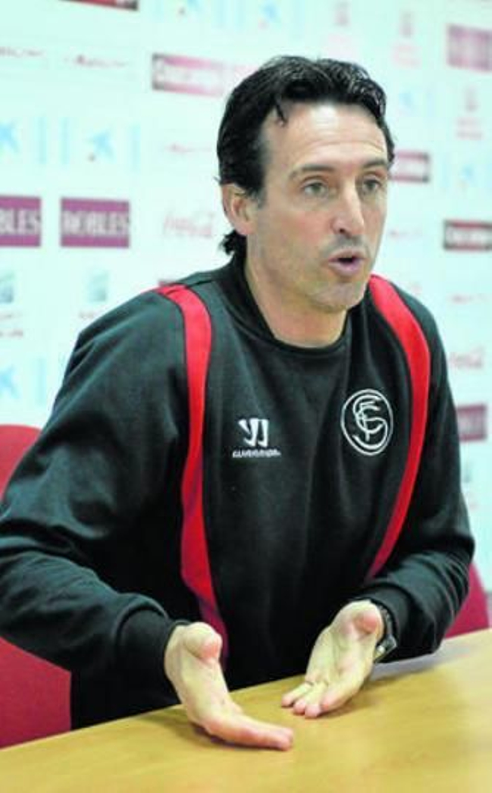 Unai Emery se expresa durante la comparecencia de prensa que realizó ayer.