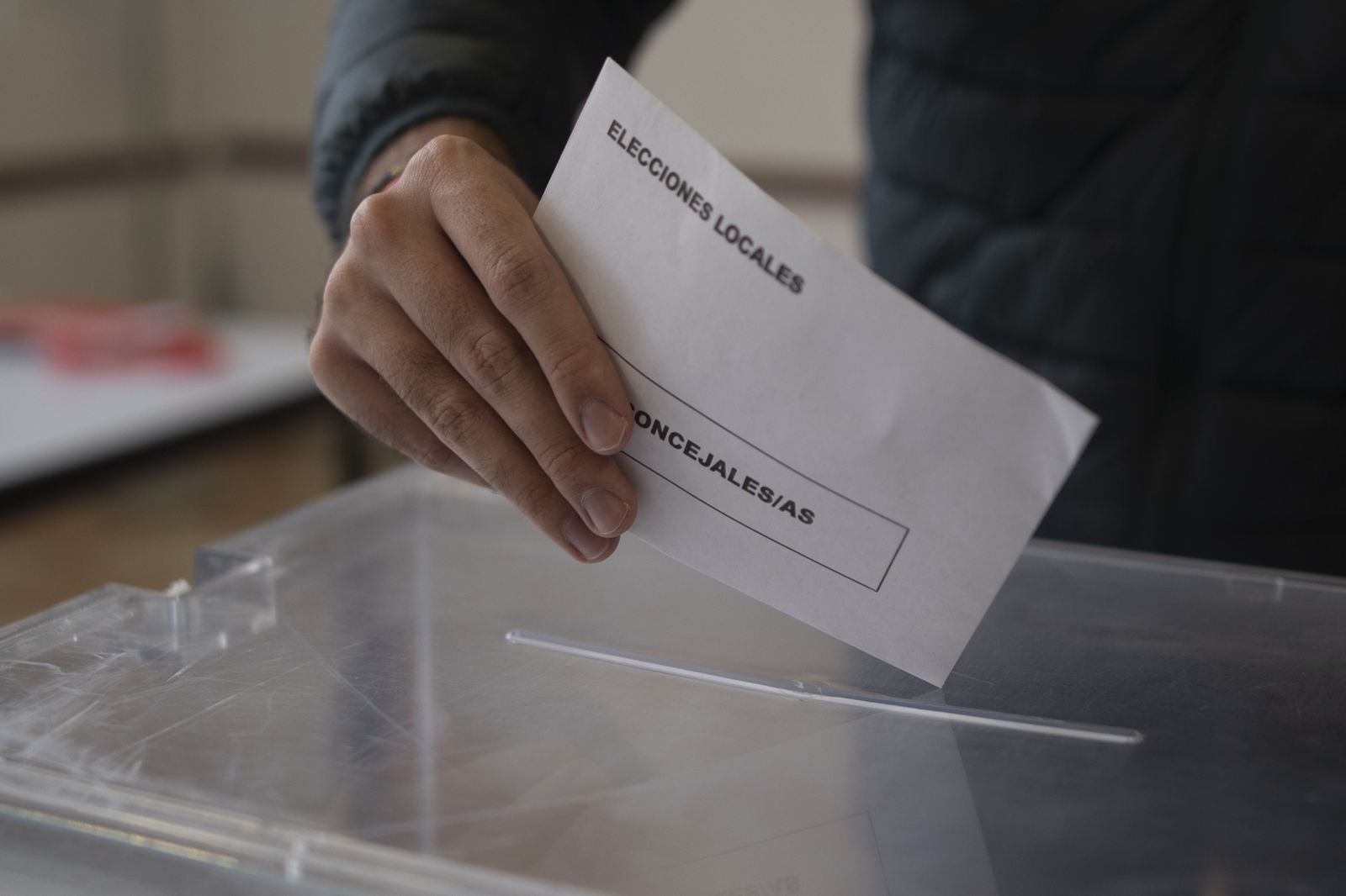 Una persona ejerce el voto en Granada en las pasadas municipales