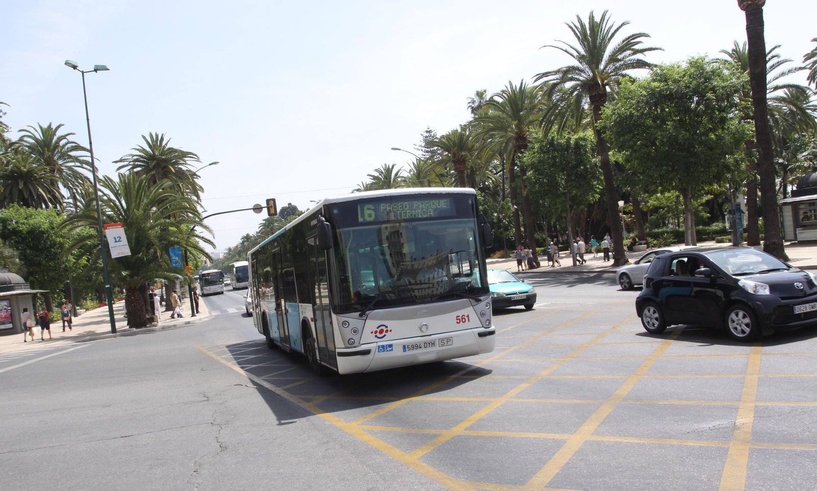 Autobús circulando por la Alameda Principal y Paseo del Parque de Málaga. Autobús circulando por la Alameda Principal y Paseo del Parque de Málaga.