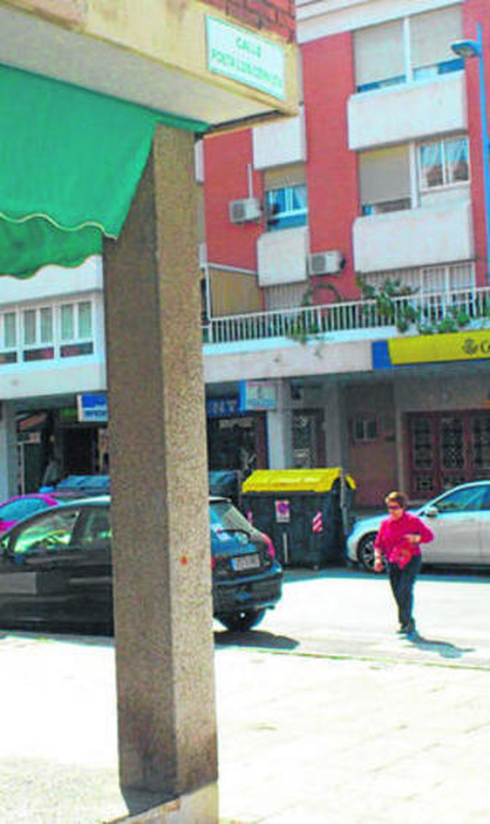 Imagen de la calle Poeta Luis Cernuda haciendo esquina con Blas Infante.