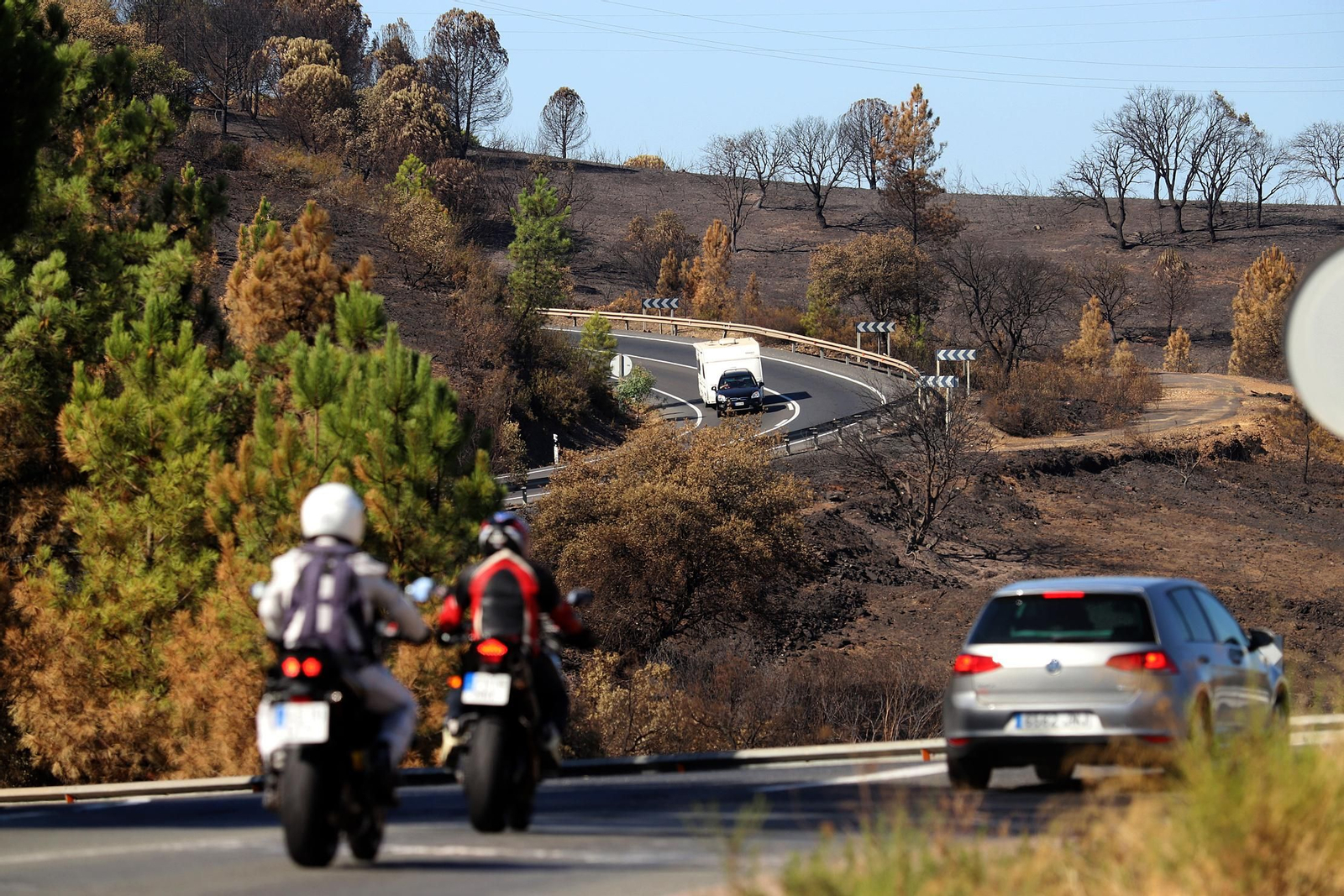 Imágenes de las zonas devastadas por el incendio de Almonaster la Real