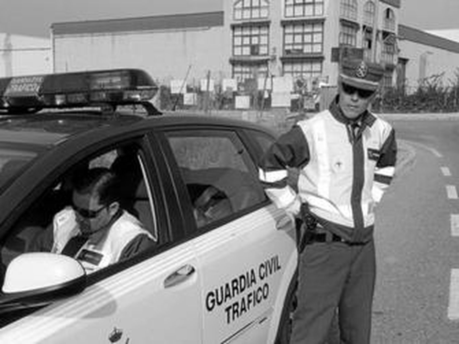 Los dos guardias que salvaron a la anciana.