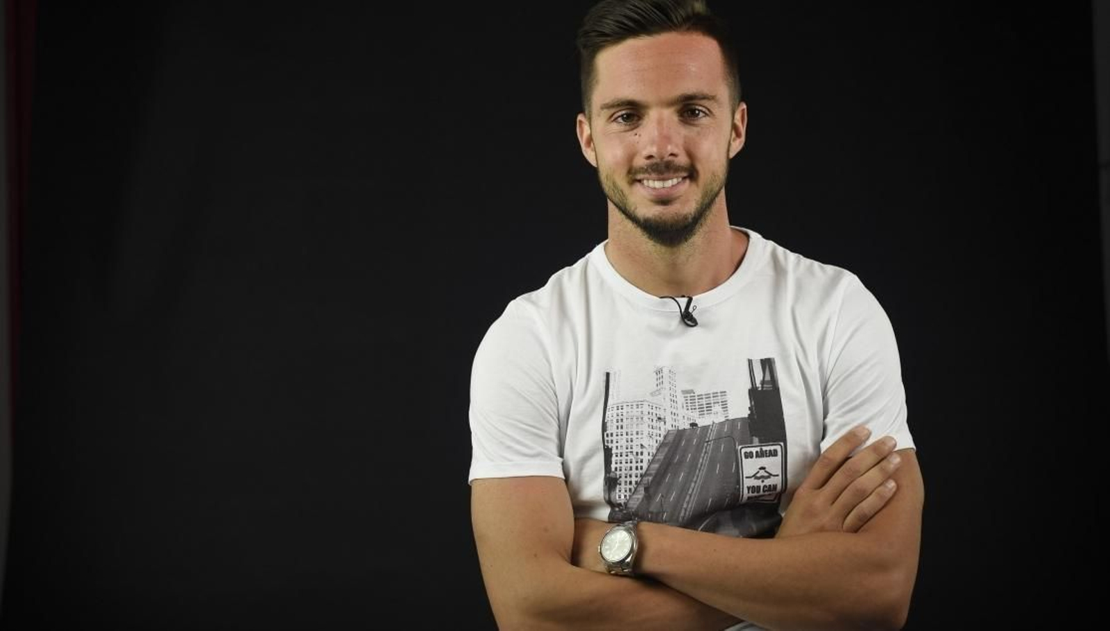 Sarabia posa durante la entrevista con los medios oficiales del club.
