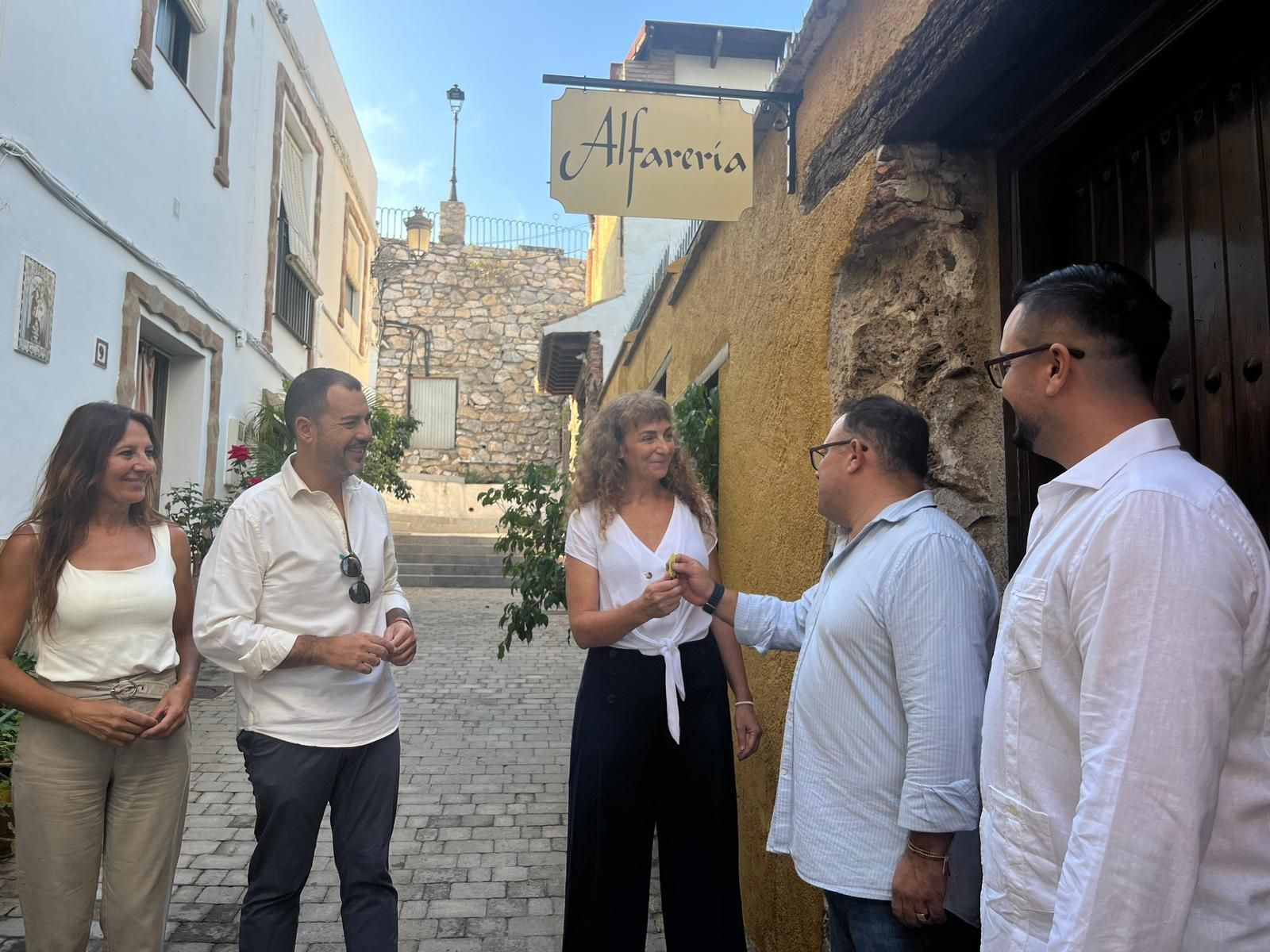Entrega de las llaves a la nueva encargada de la alfarería
