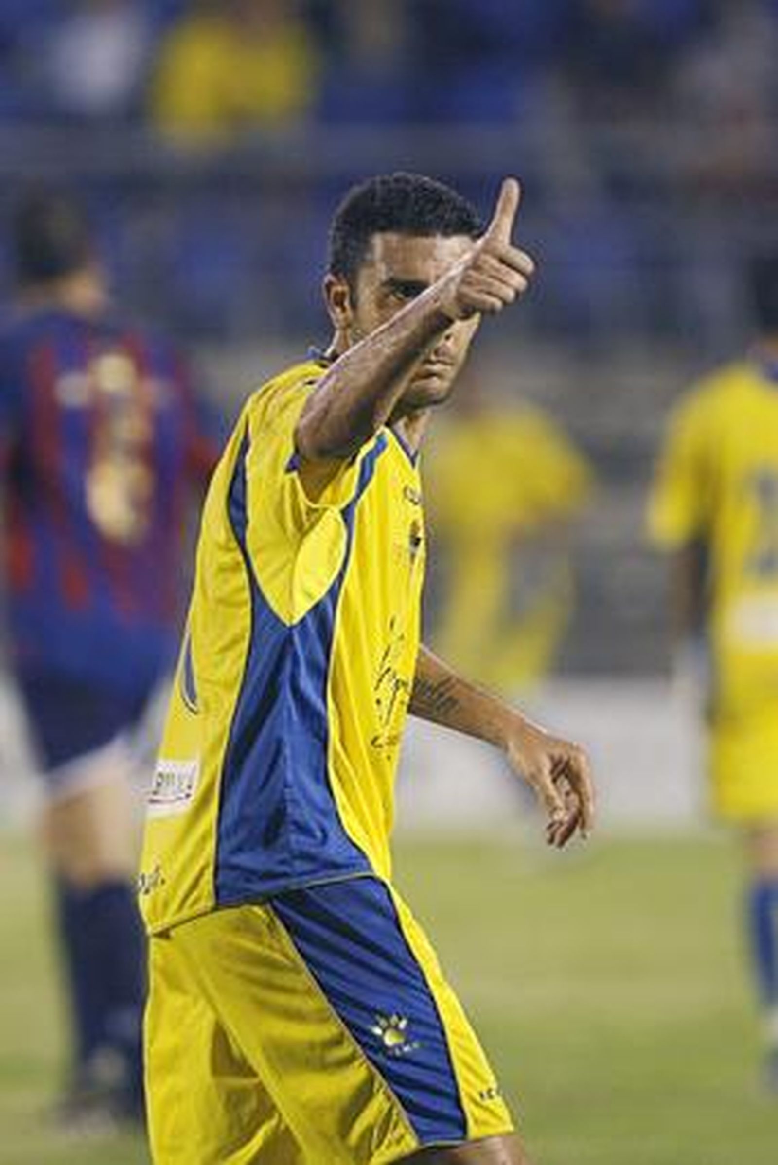 Idéntico gesto de Enrique, que premia la intención de un compañero en el pase. 

Foto: Joaquin Pino
