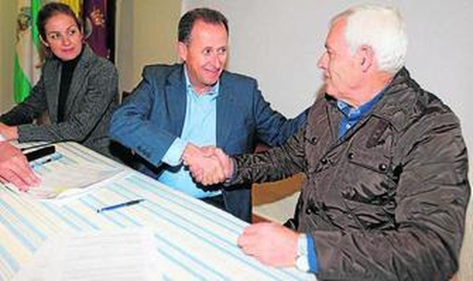 Momento de la firma del convenio ayer entre el Consistorio y Asodown.