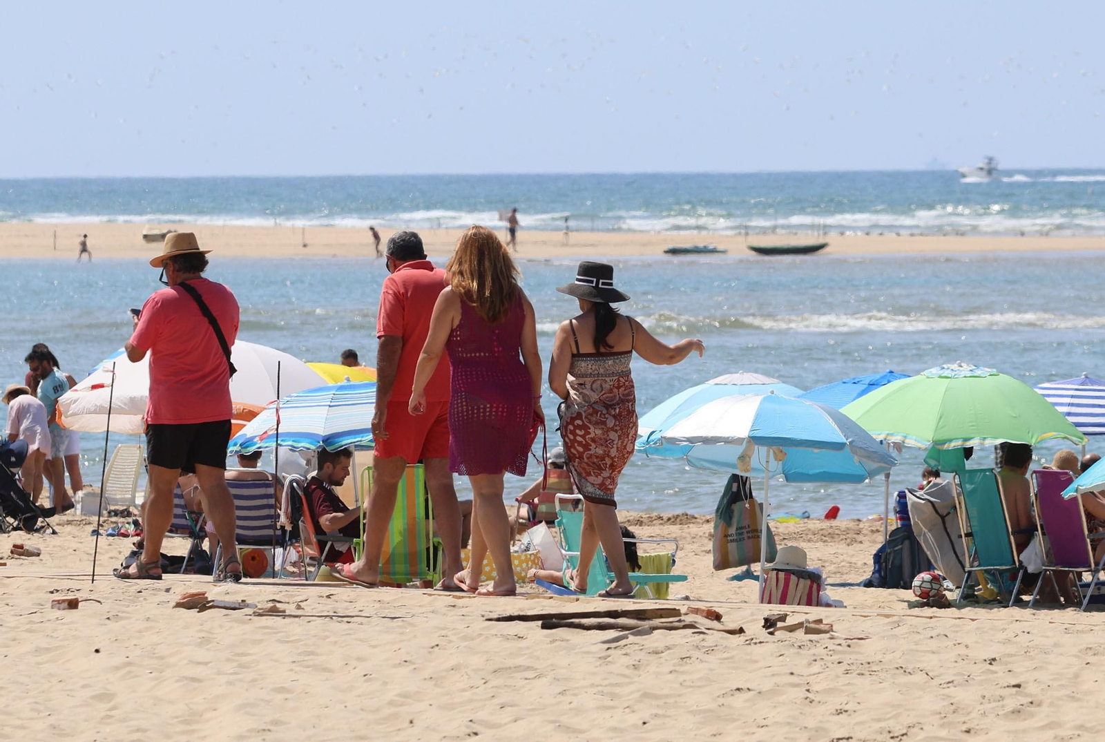 Ambiente en las playas de Huelva en la mañana de domingo