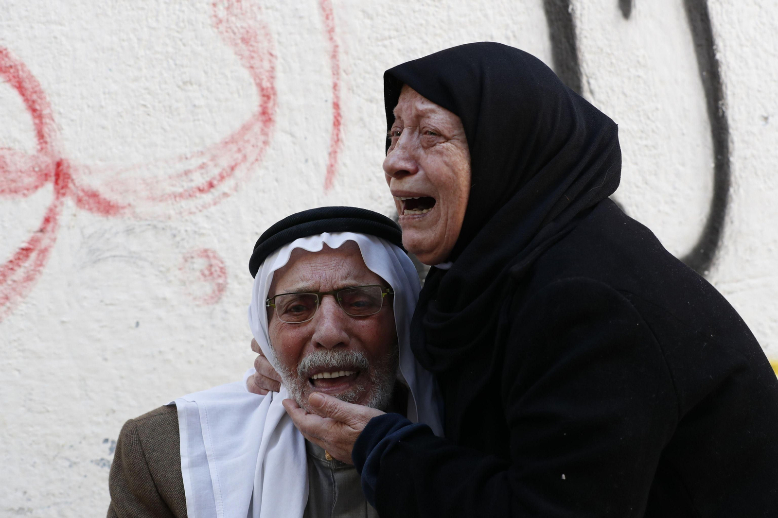 Familiares de un palestino fallecido lloran durante su funeral en Tulkarem, en Cisjordania.