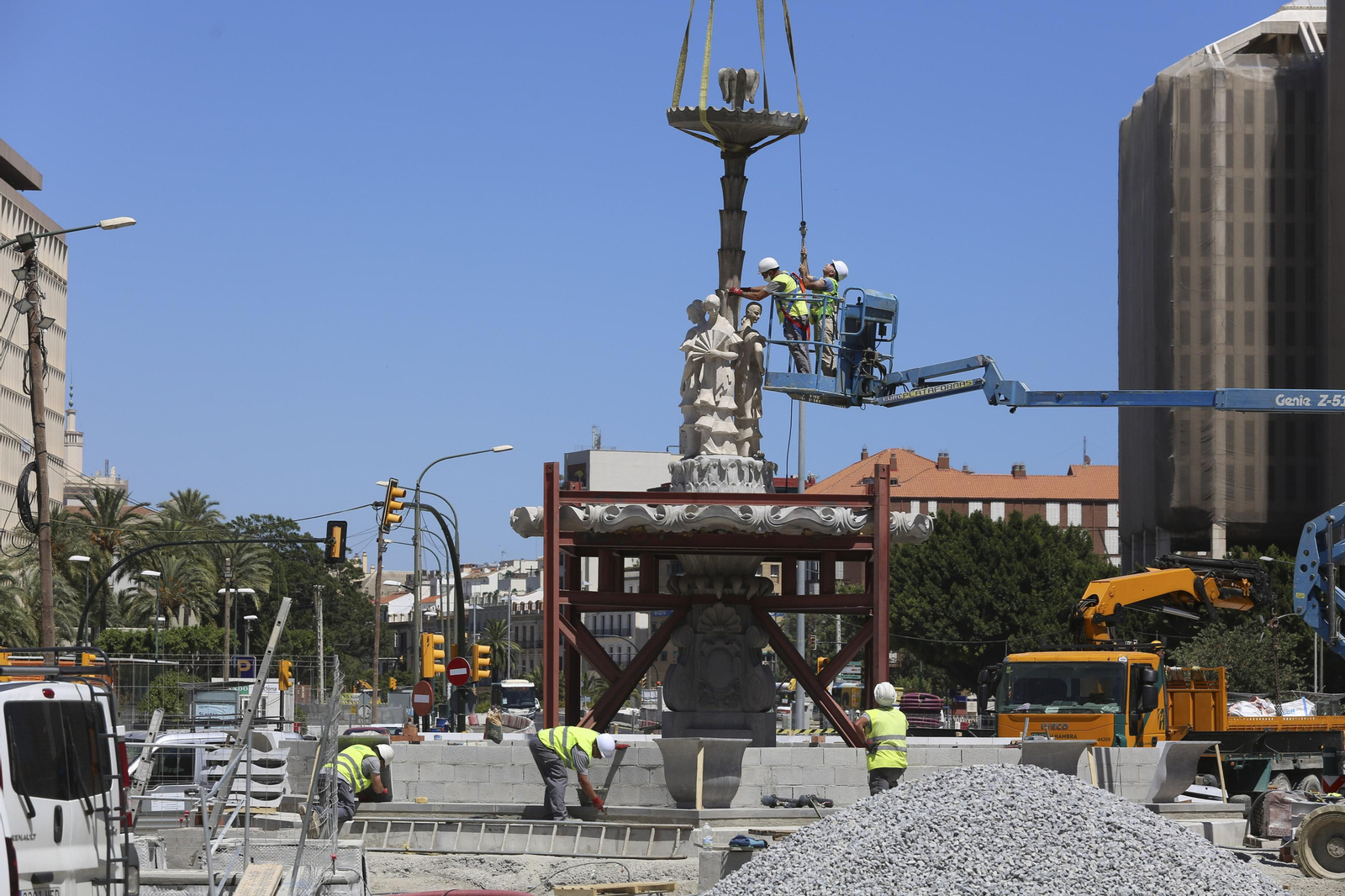 Fotos de la fuente de las Tres Gitanillas, que ya luce en la Avenida de Andalucía de Málaga