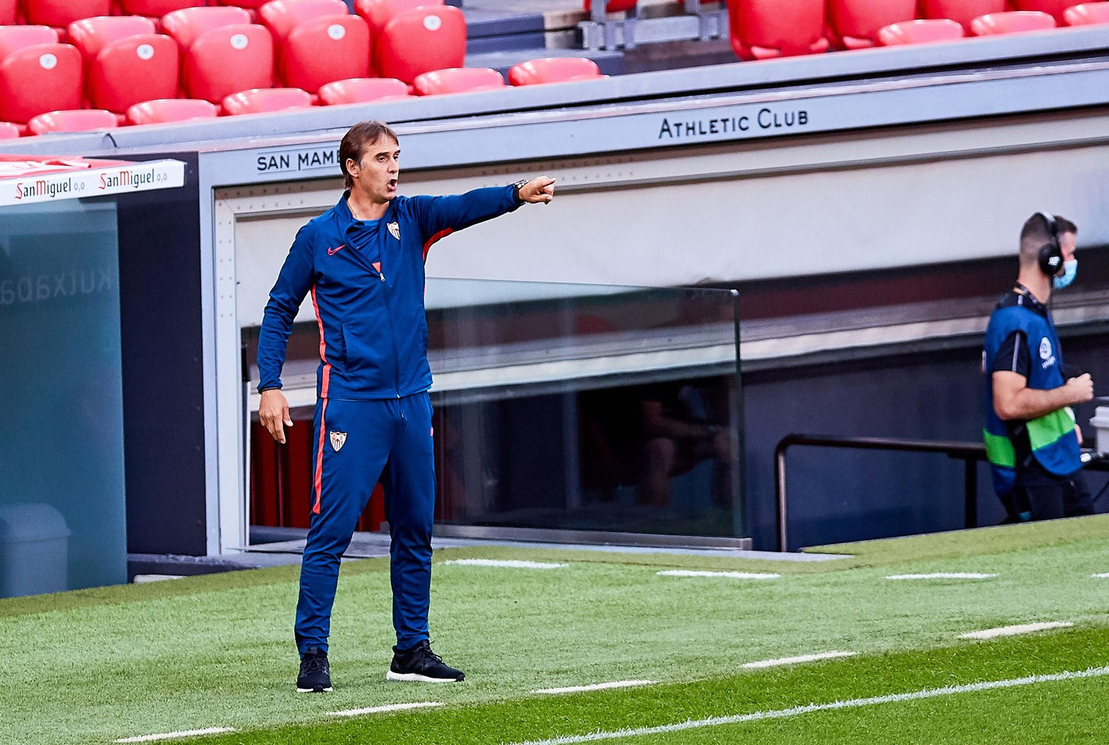 Lopetegui da órdenes desde la banda de San Mamés.