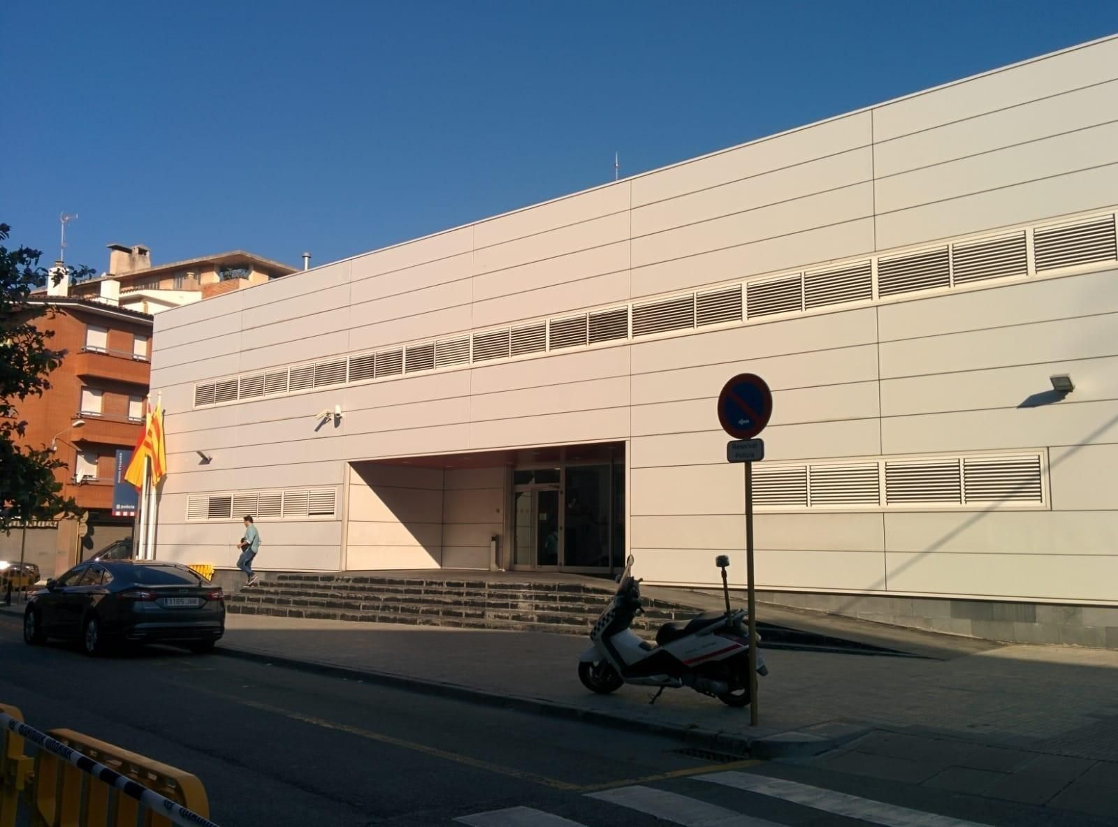 El ataque con un machete en la comisaría de Cornellà, en imágenes