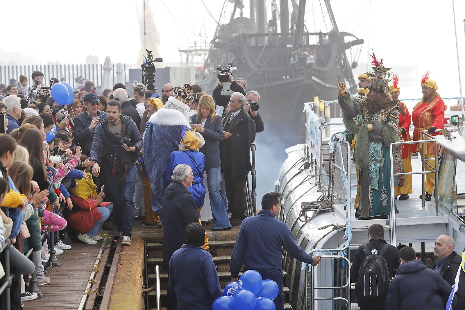Imágenes de la mágica llegada de los Reyes Magos y la Estrella de la Ilusión a Huelva en barco