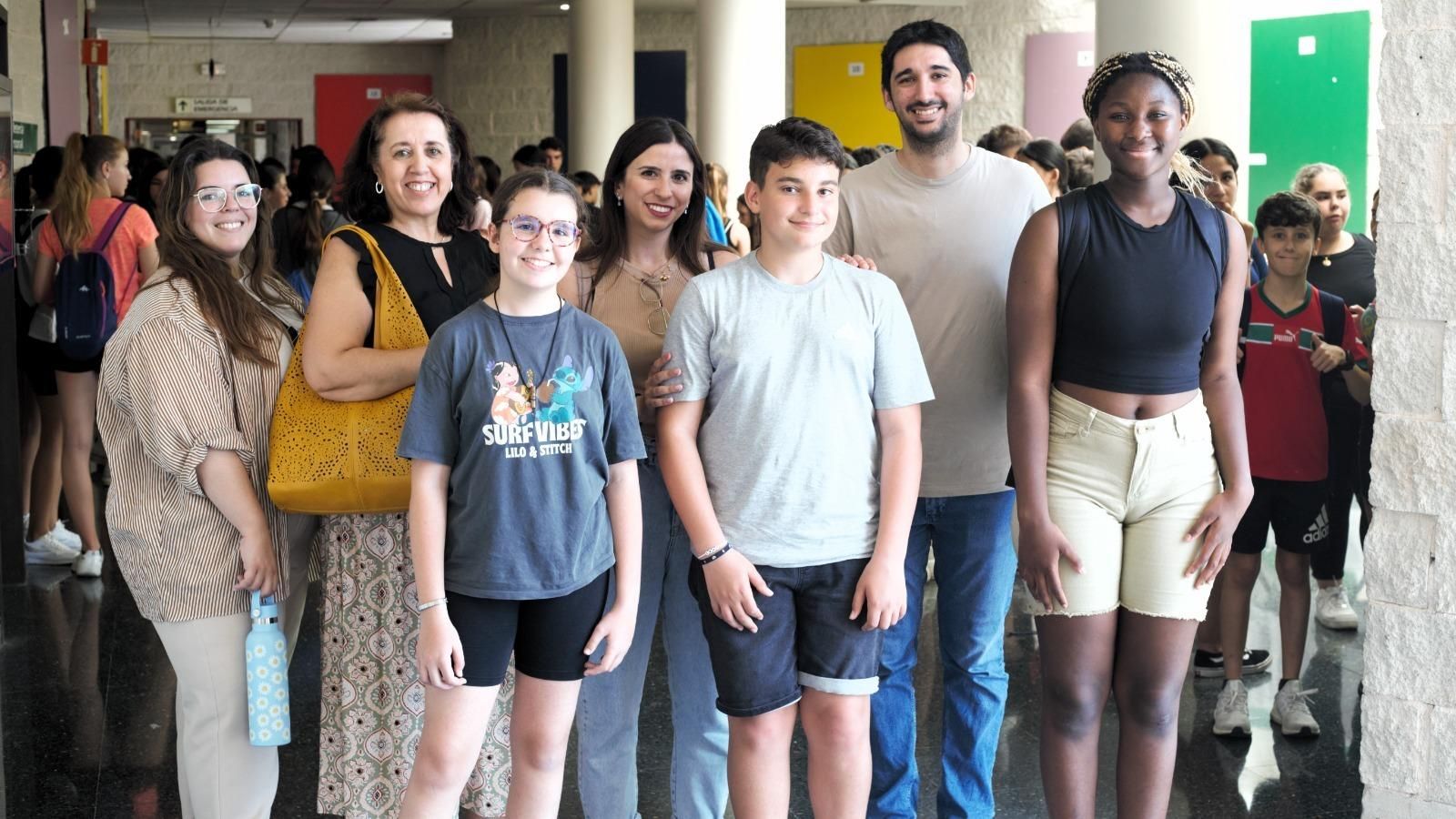 El profesor Diego Vela, junto a alumnos del IES Estuaria.