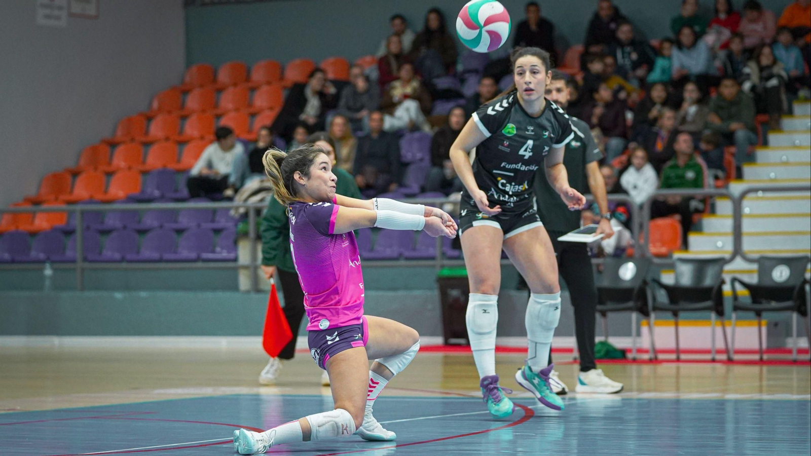La líbero del Fundación Cajasol Andalucía recepciona el balón.