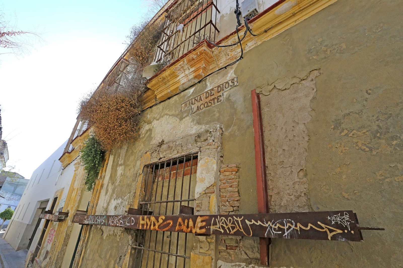 Inmueble en mal estado en la calle Juana de Dios Lacoste.