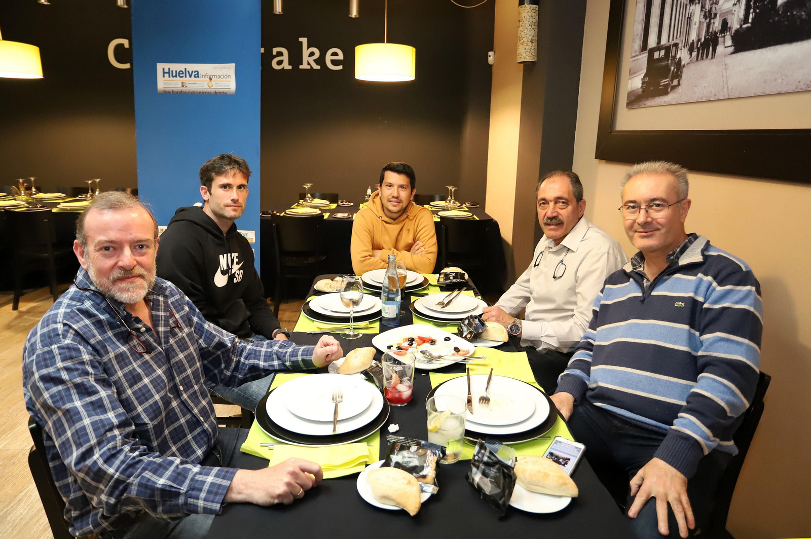 Los integrantes de la Tertulia Deportiva de ‘Huelva Información’ en el Gastrobar Ciquitrake.